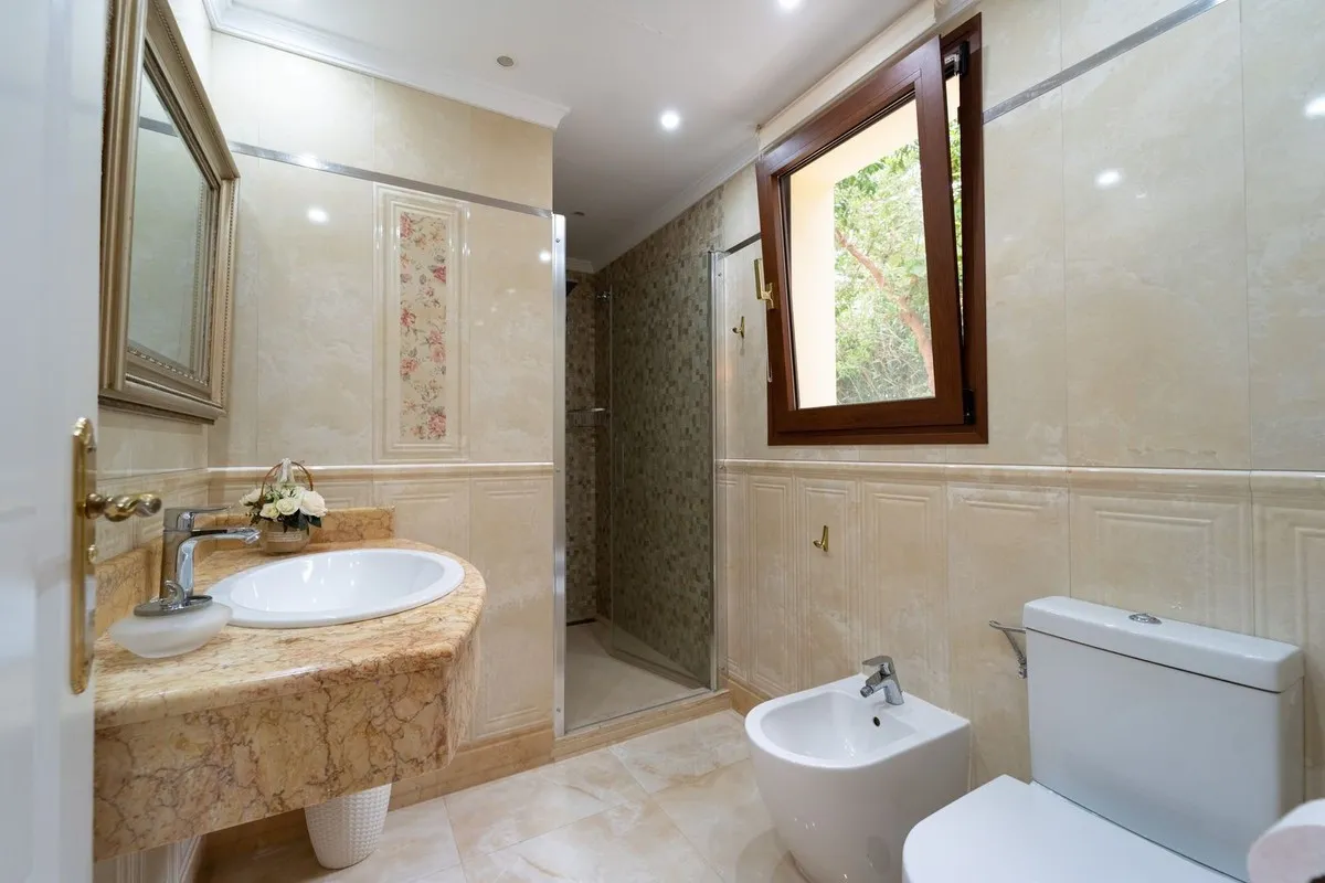 Comprar villa en Hacienda las Chapas de 5 dormitorios