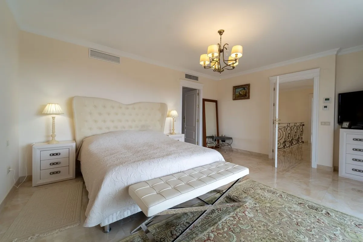 Comprar villa en Hacienda las Chapas de 5 dormitorios