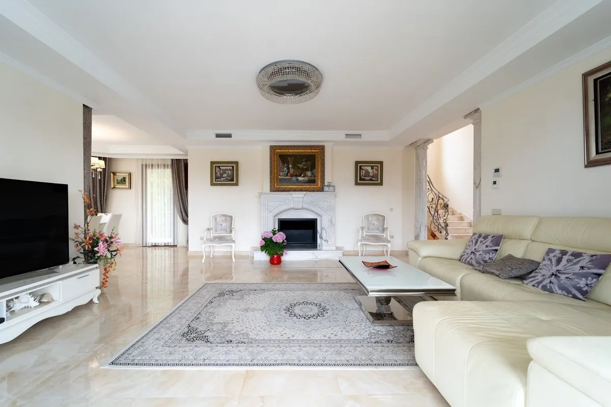 Comprar villa en Hacienda las Chapas de 5 dormitorios