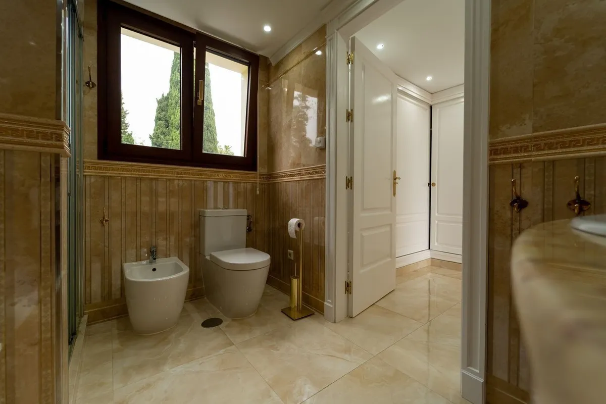 Comprar villa en Hacienda las Chapas de 5 dormitorios