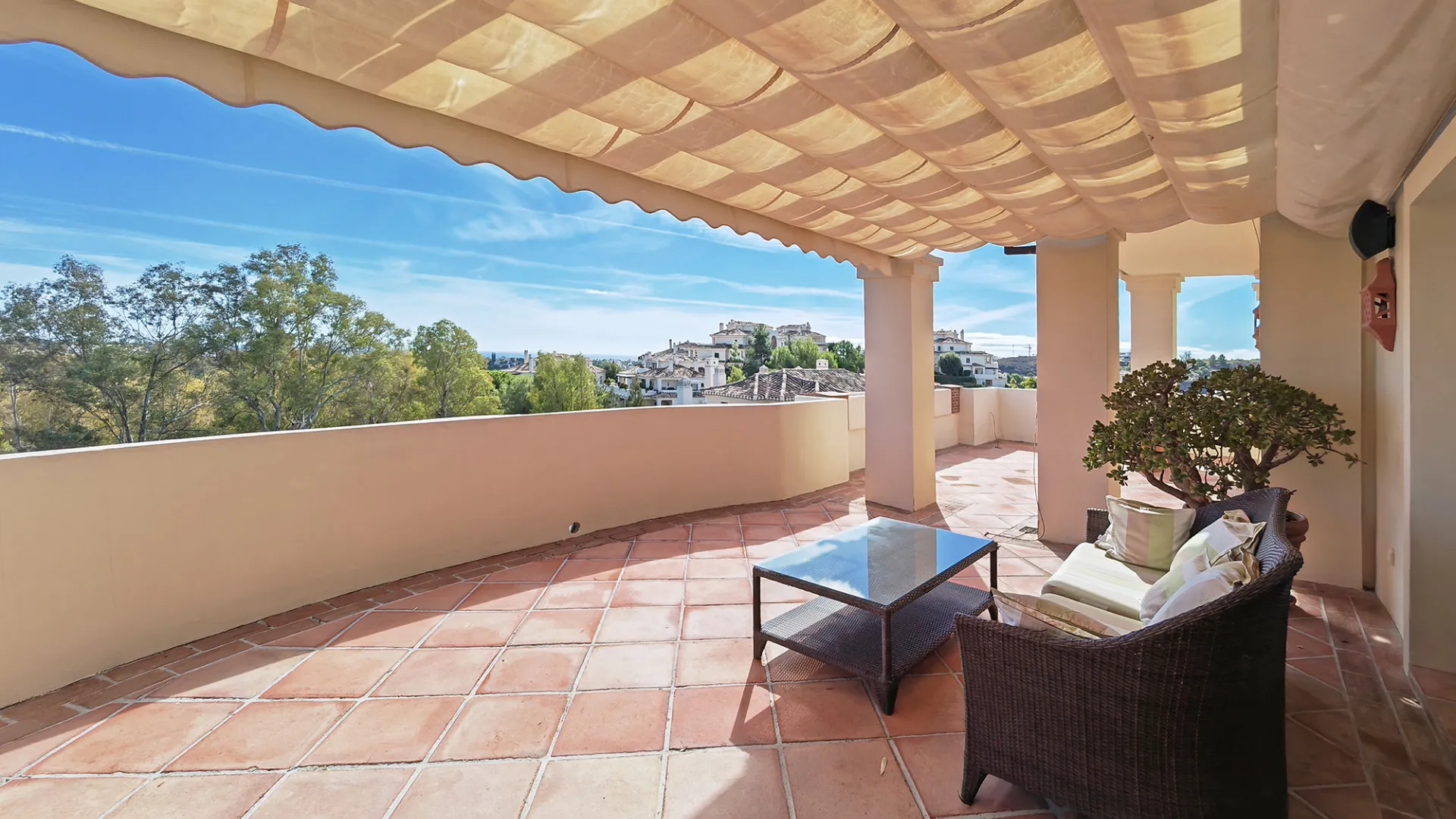 Se vende atico duplex en Benahavis