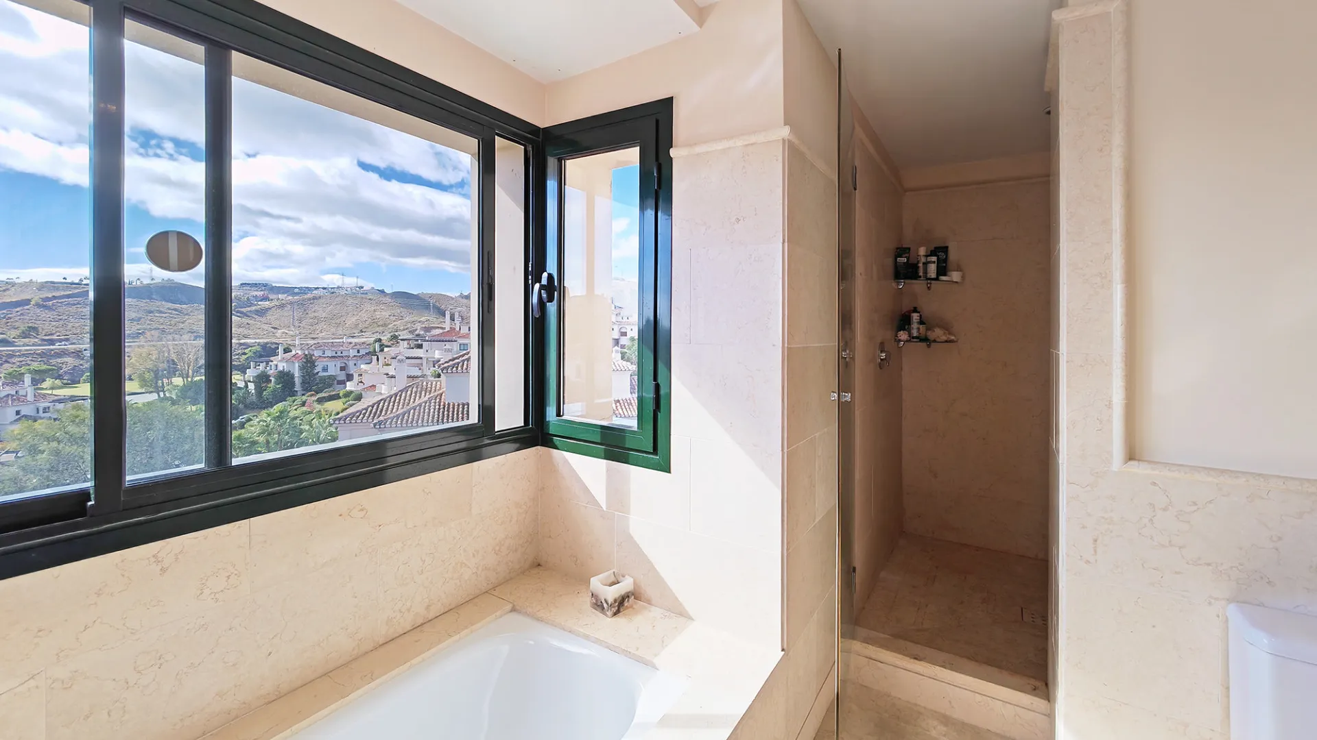 Se vende atico duplex en Benahavis