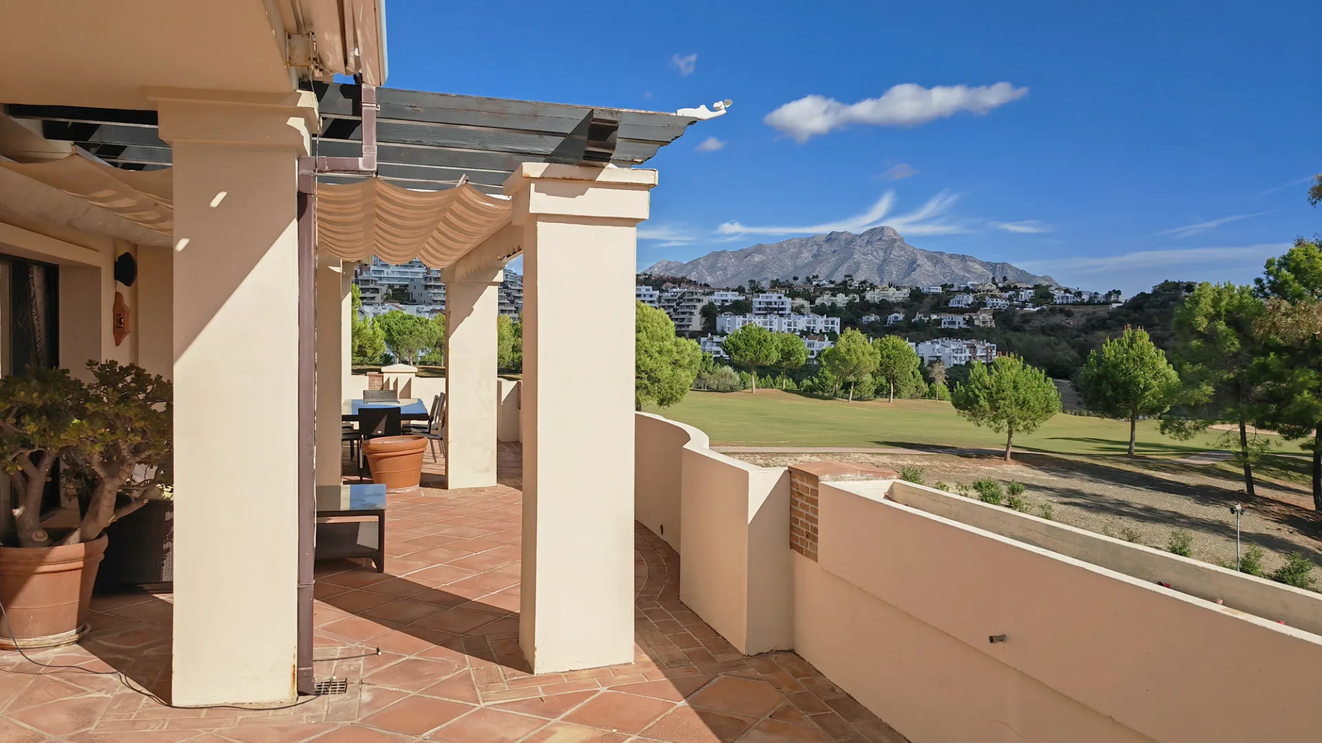 Se vende atico duplex en Benahavis