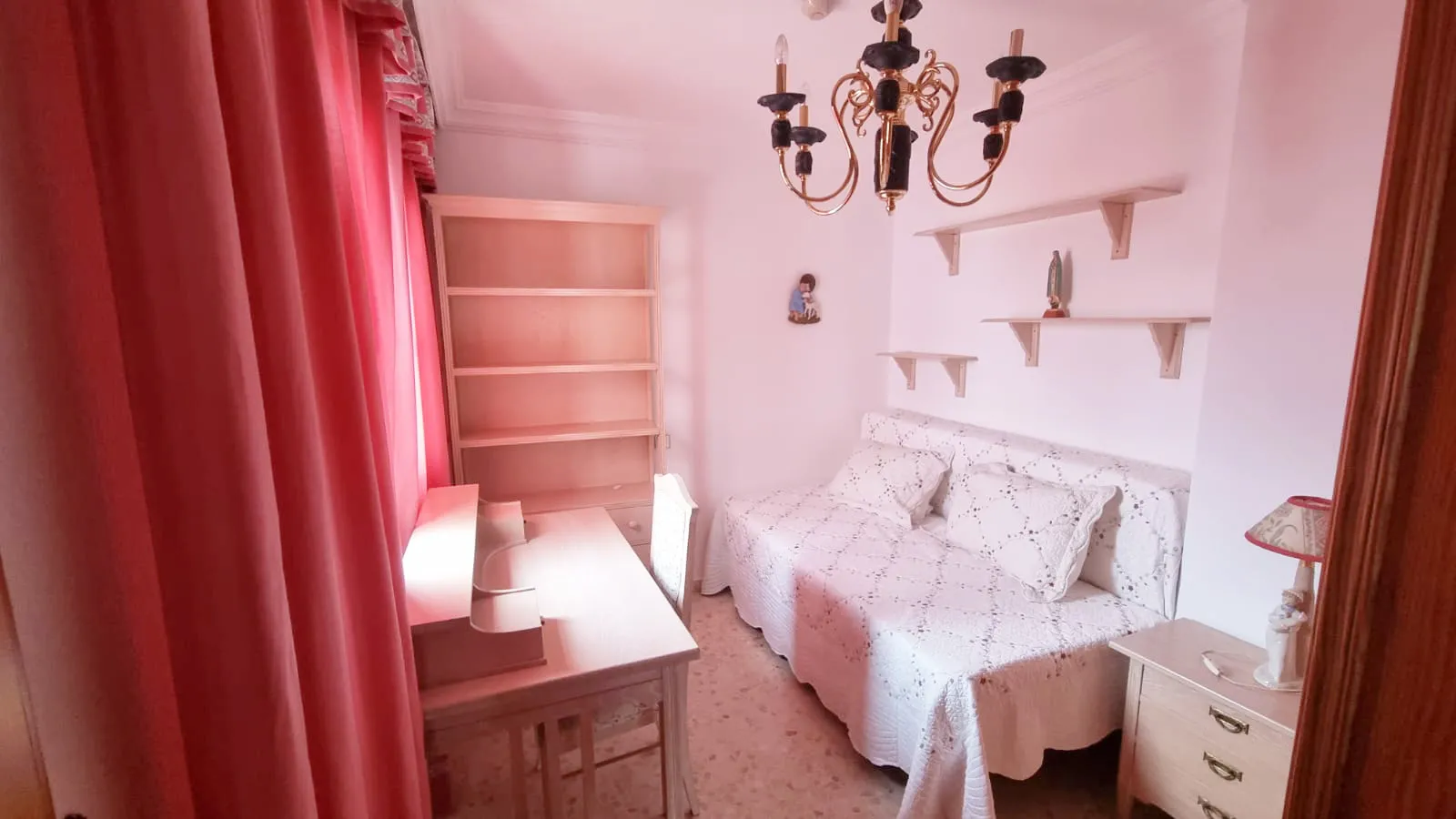 Se vende adosado en Estepona con 5 dormitorios