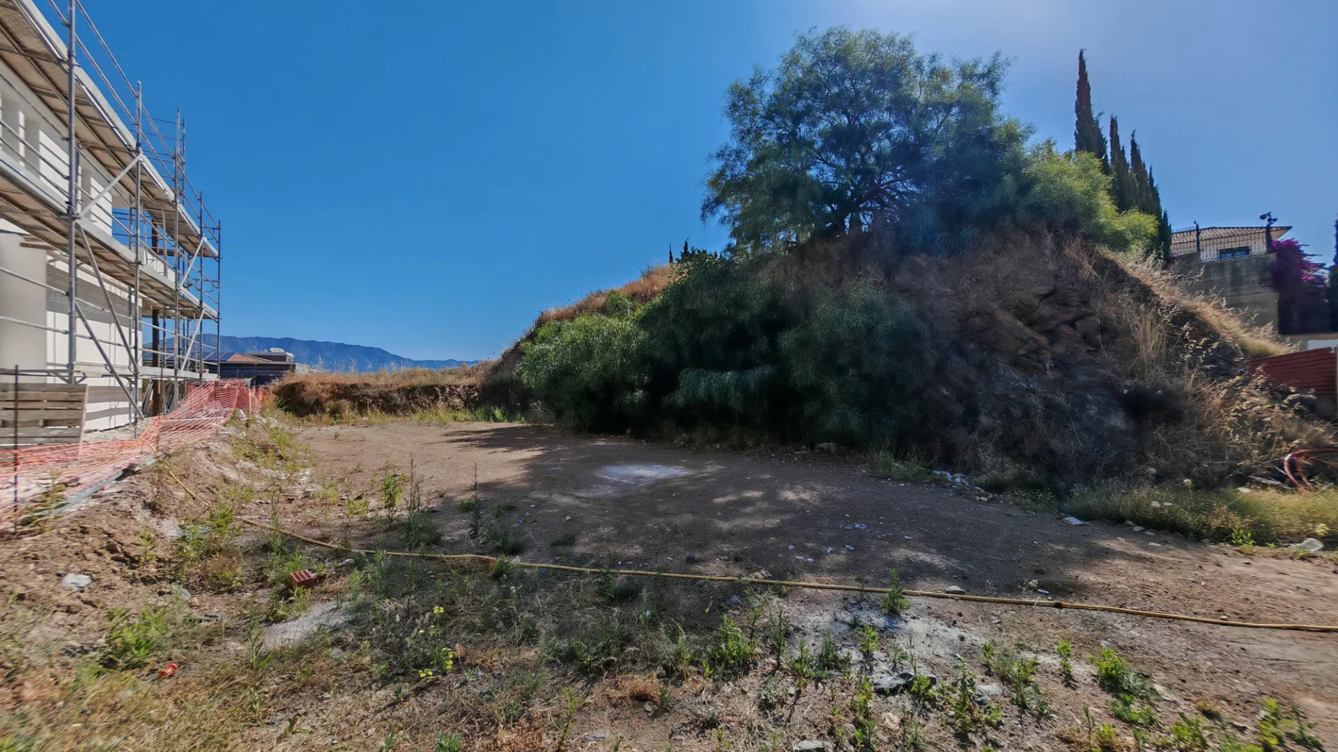 Plot for sale in Calanova Golf