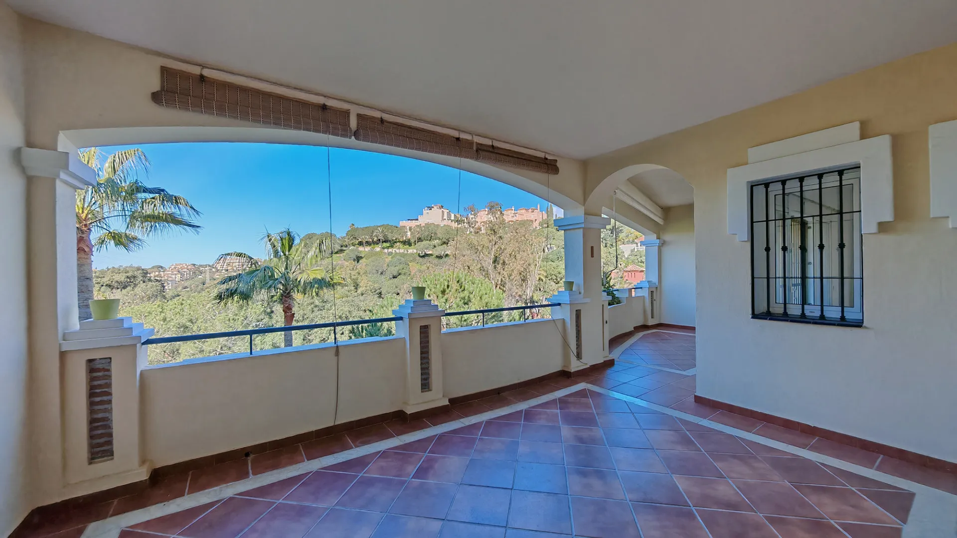 2 bedrooms apartment in Elviria for sale