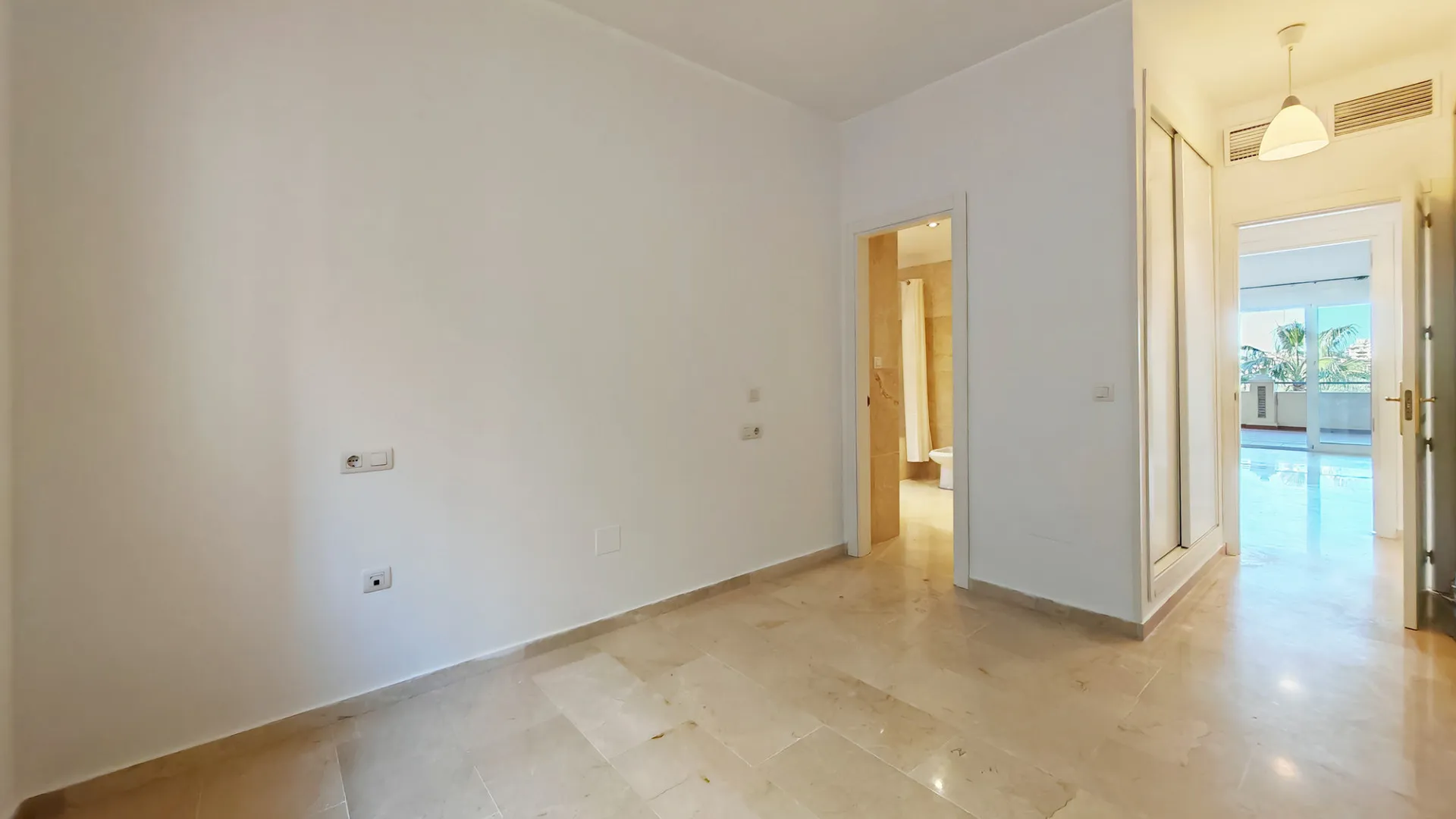 2 bedrooms apartment in Elviria for sale