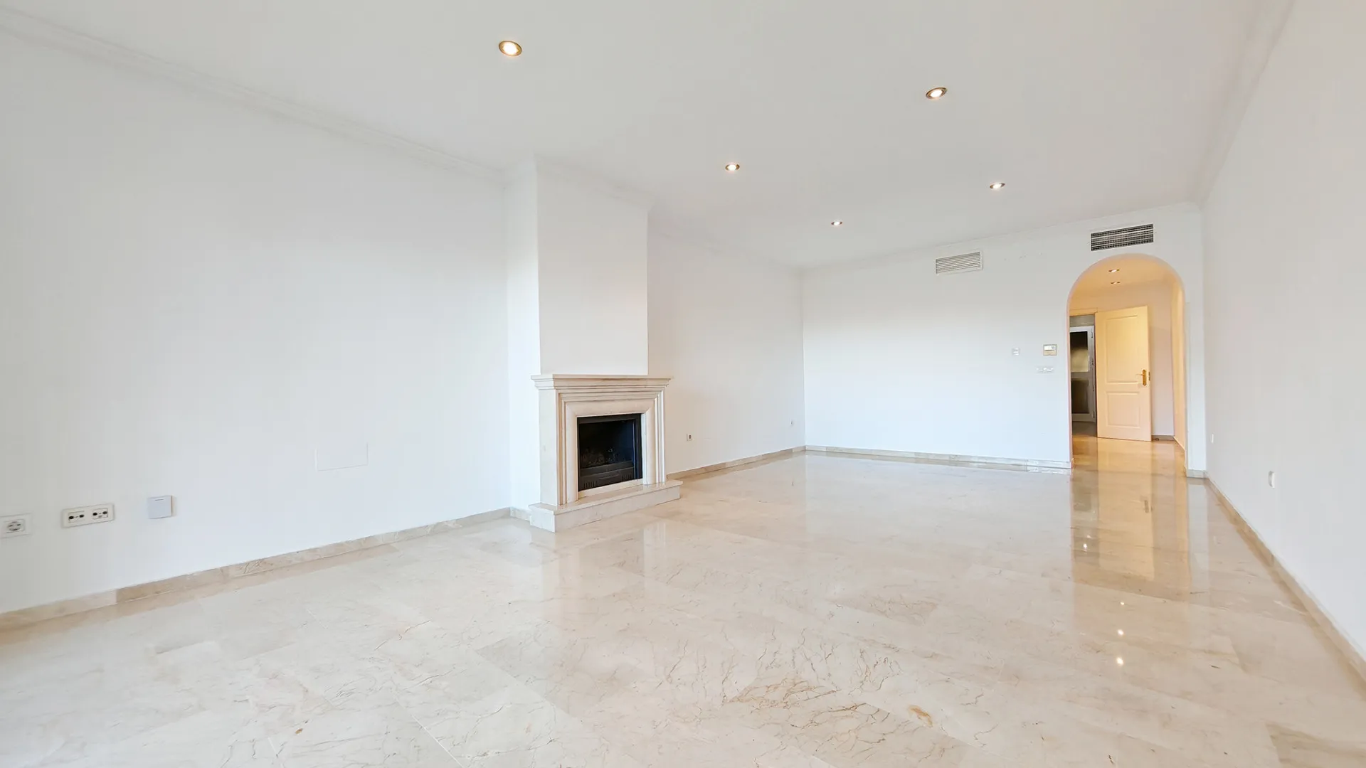 2 bedrooms apartment in Elviria for sale