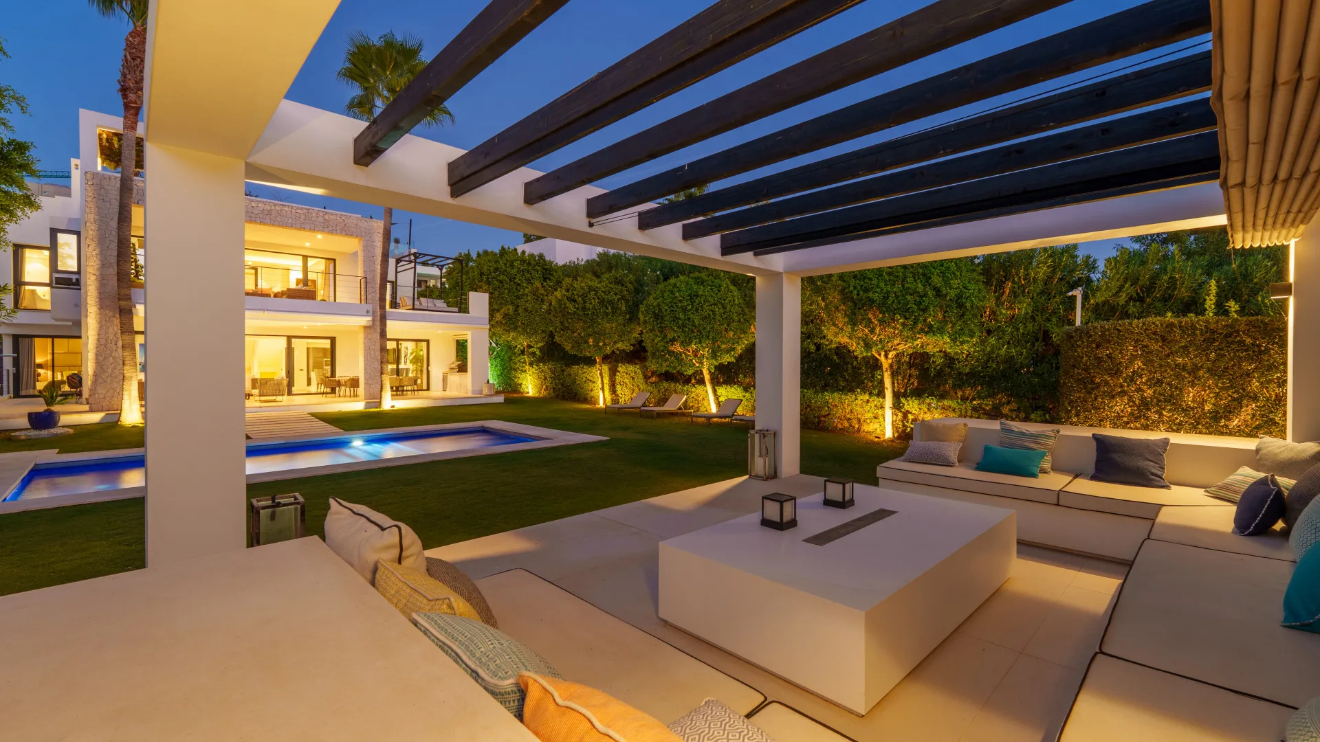 Villa with 6 bedrooms for sale in Nueva Andalucia