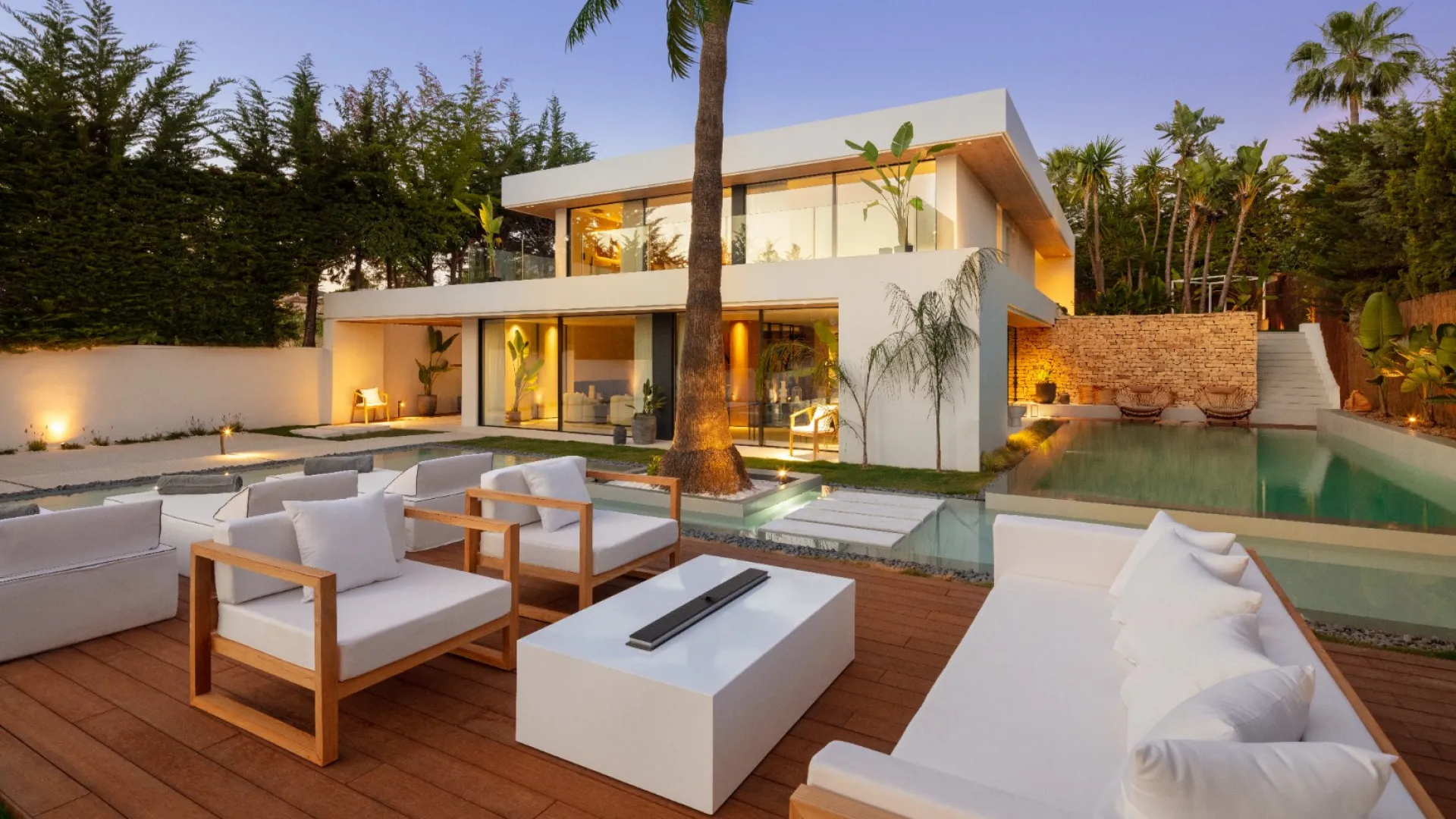 For sale villa with 4 bedrooms in Nueva Andalucia