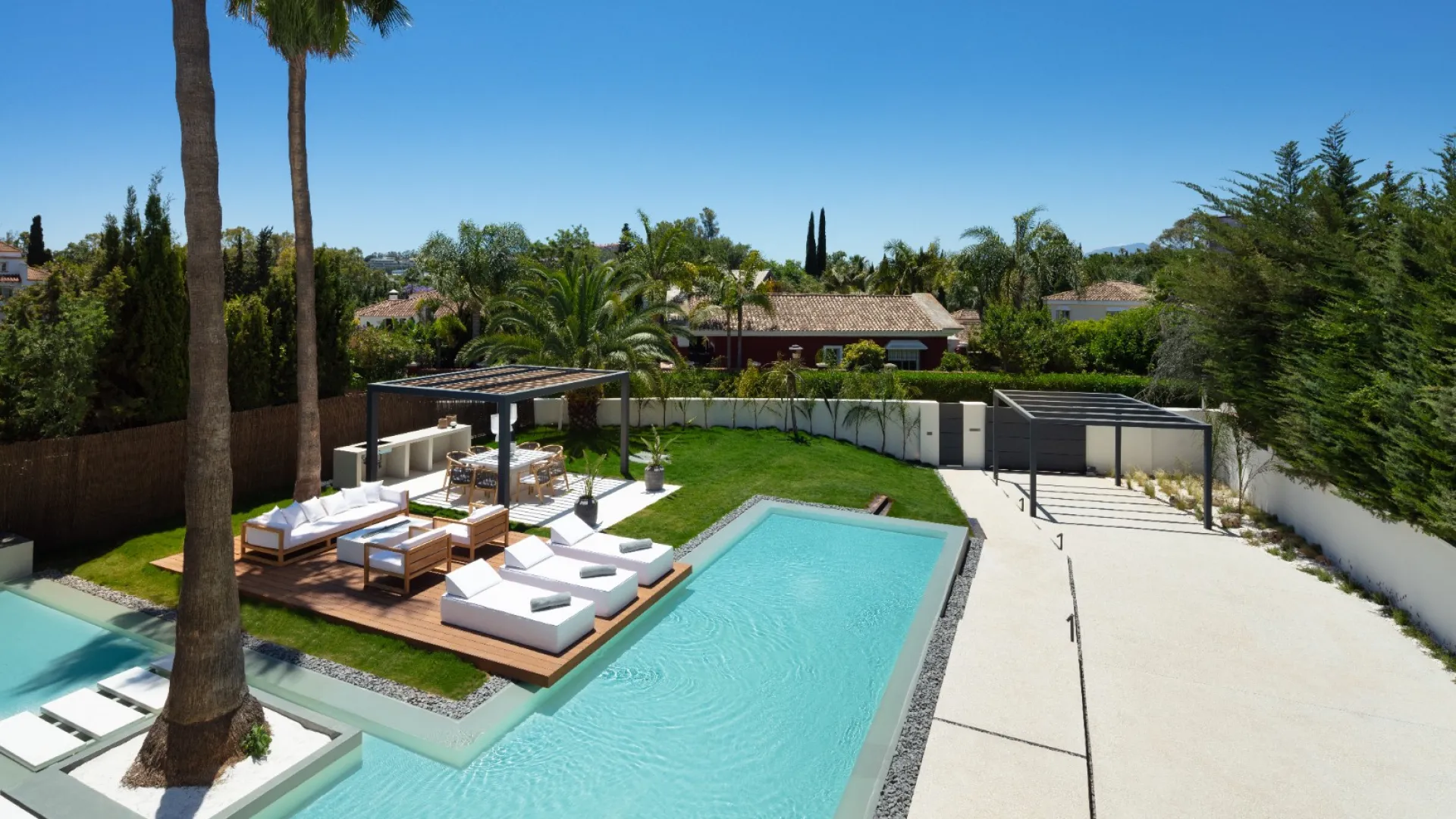 For sale villa with 4 bedrooms in Nueva Andalucia