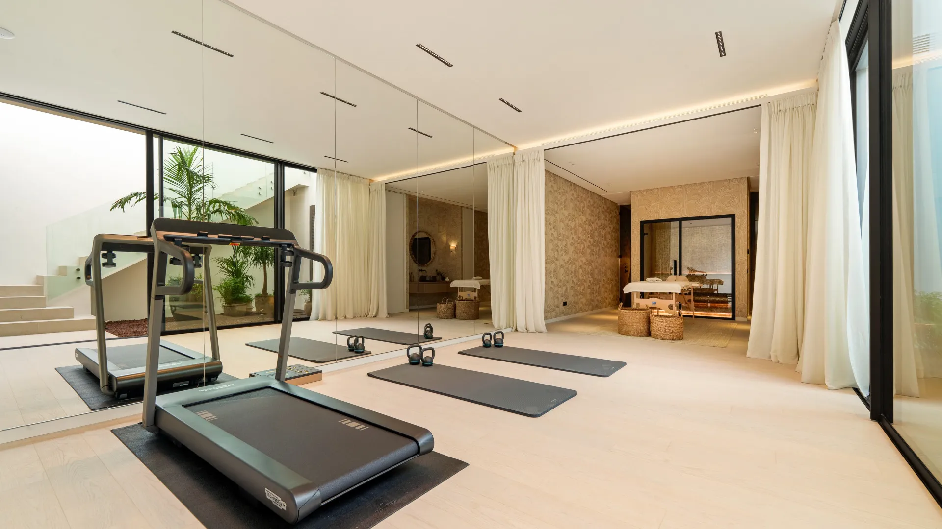 Villa for sale in Marbella Golden Mile with 5 bedrooms