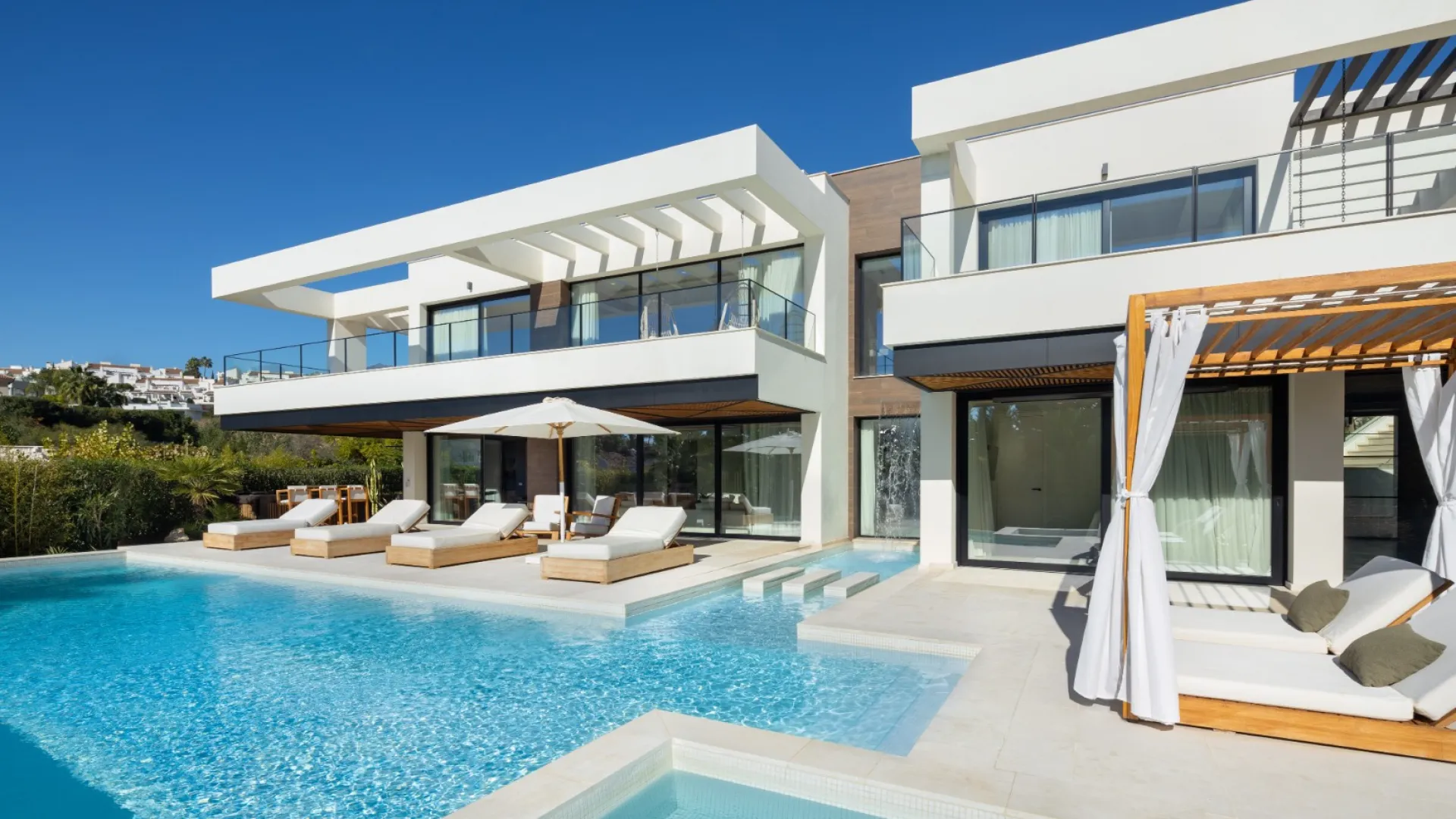 Se vende villa en Nueva Andalucia con 6 dormitorios