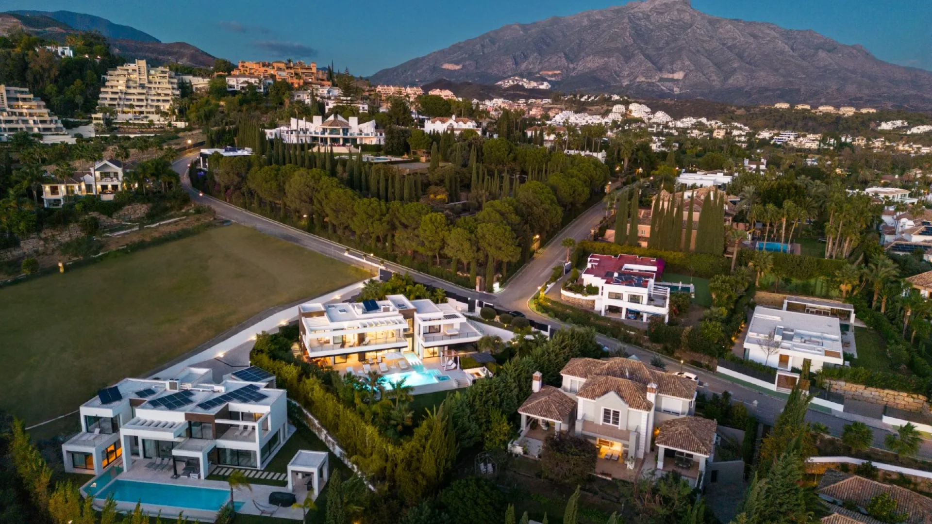 Se vende villa en Nueva Andalucia con 6 dormitorios