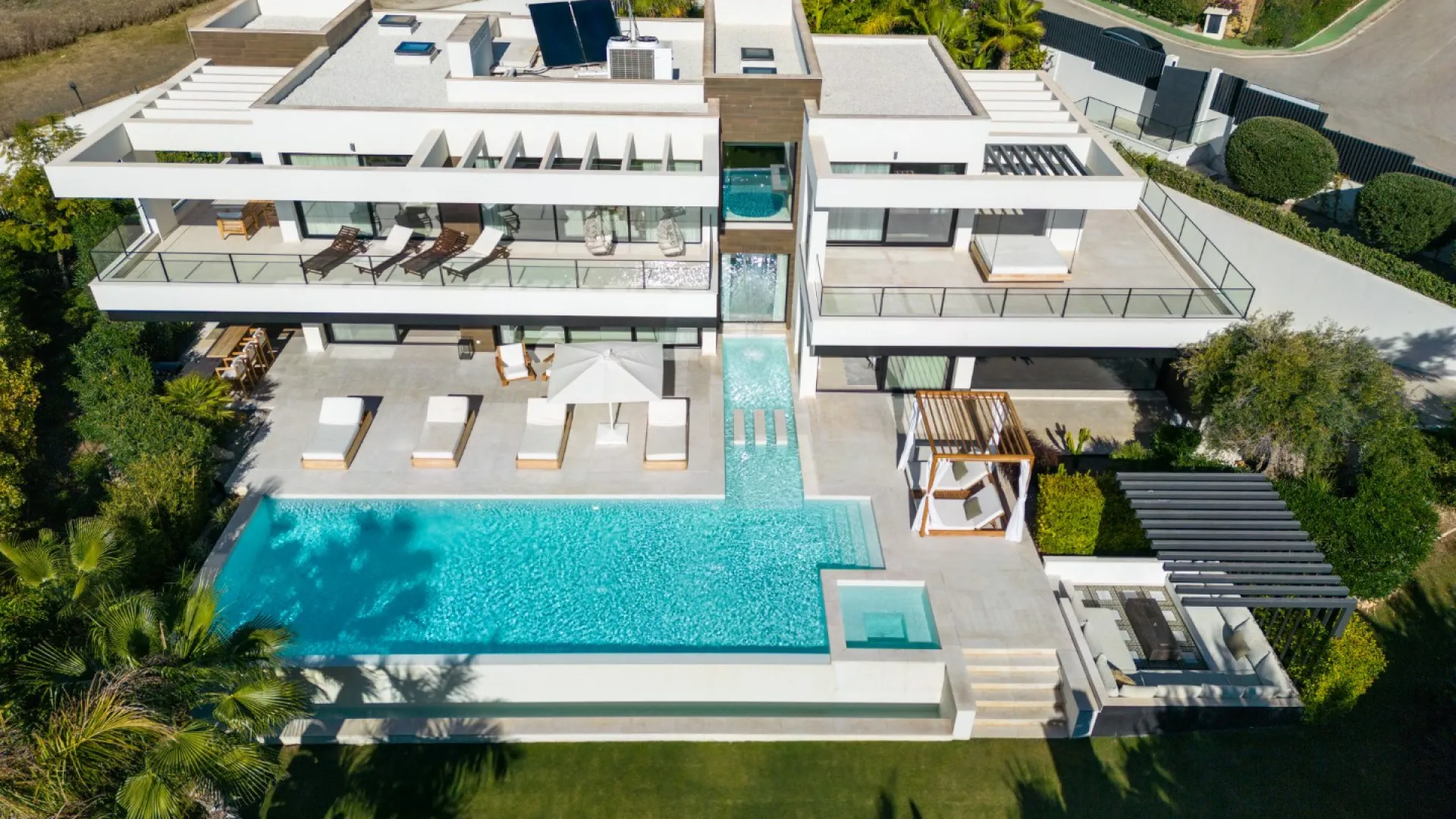 Se vende villa en Nueva Andalucia con 6 dormitorios