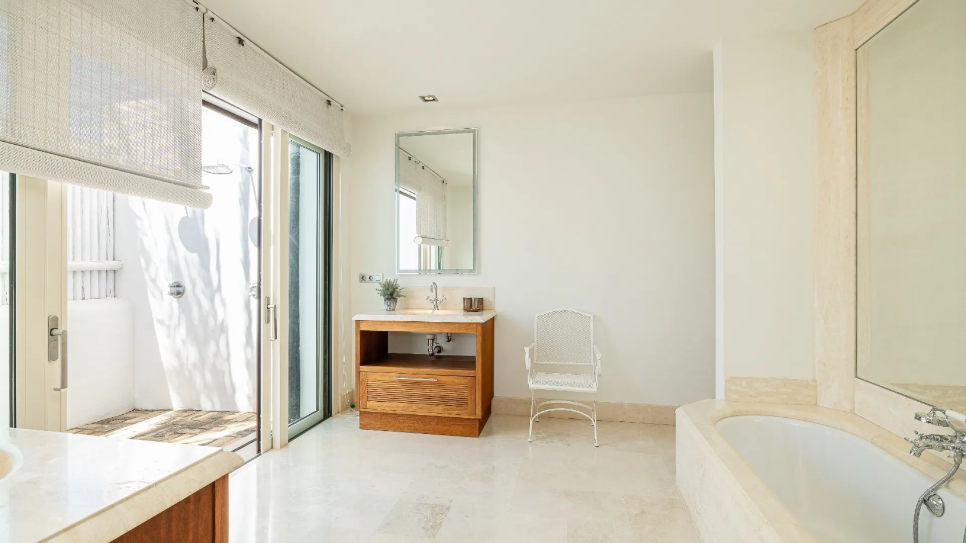 For sale villa with 4 bedrooms in Finca Cortesin