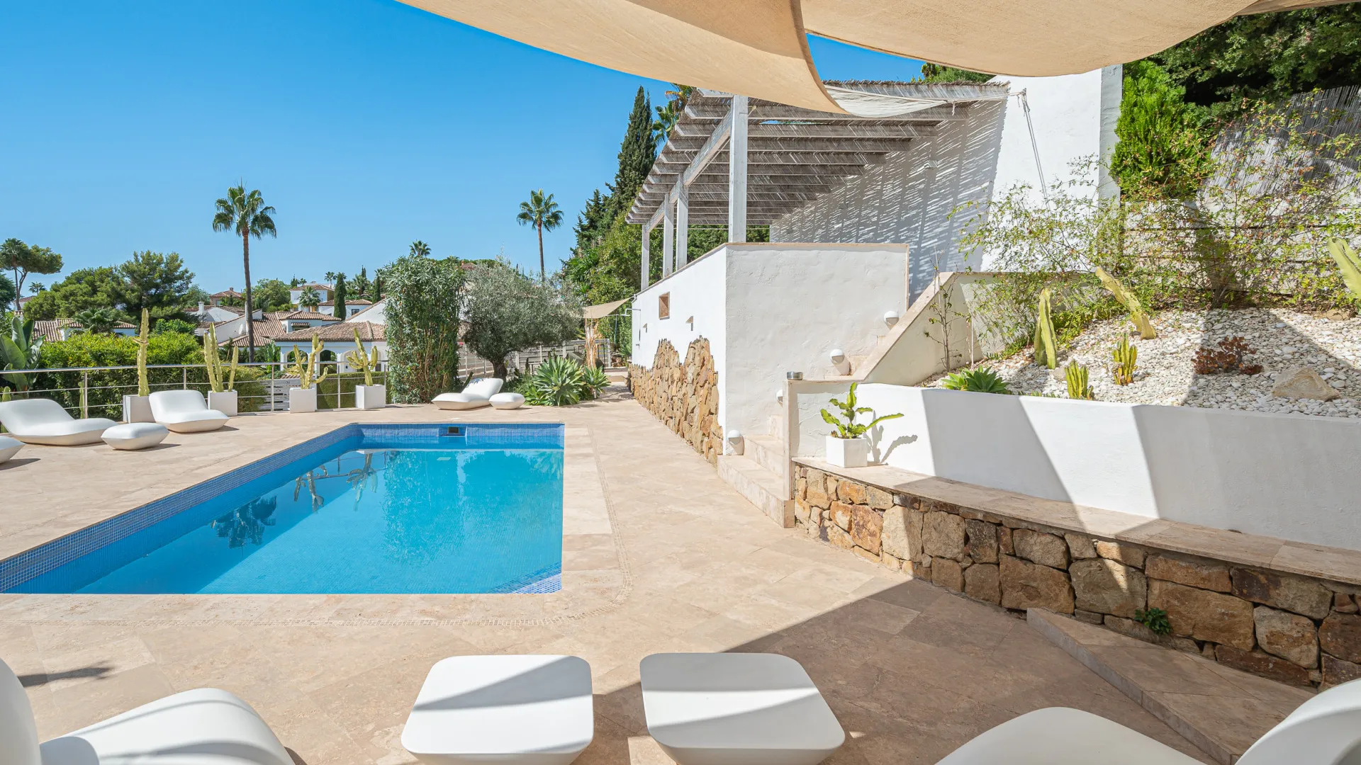 For sale villa in Nueva Andalucia
