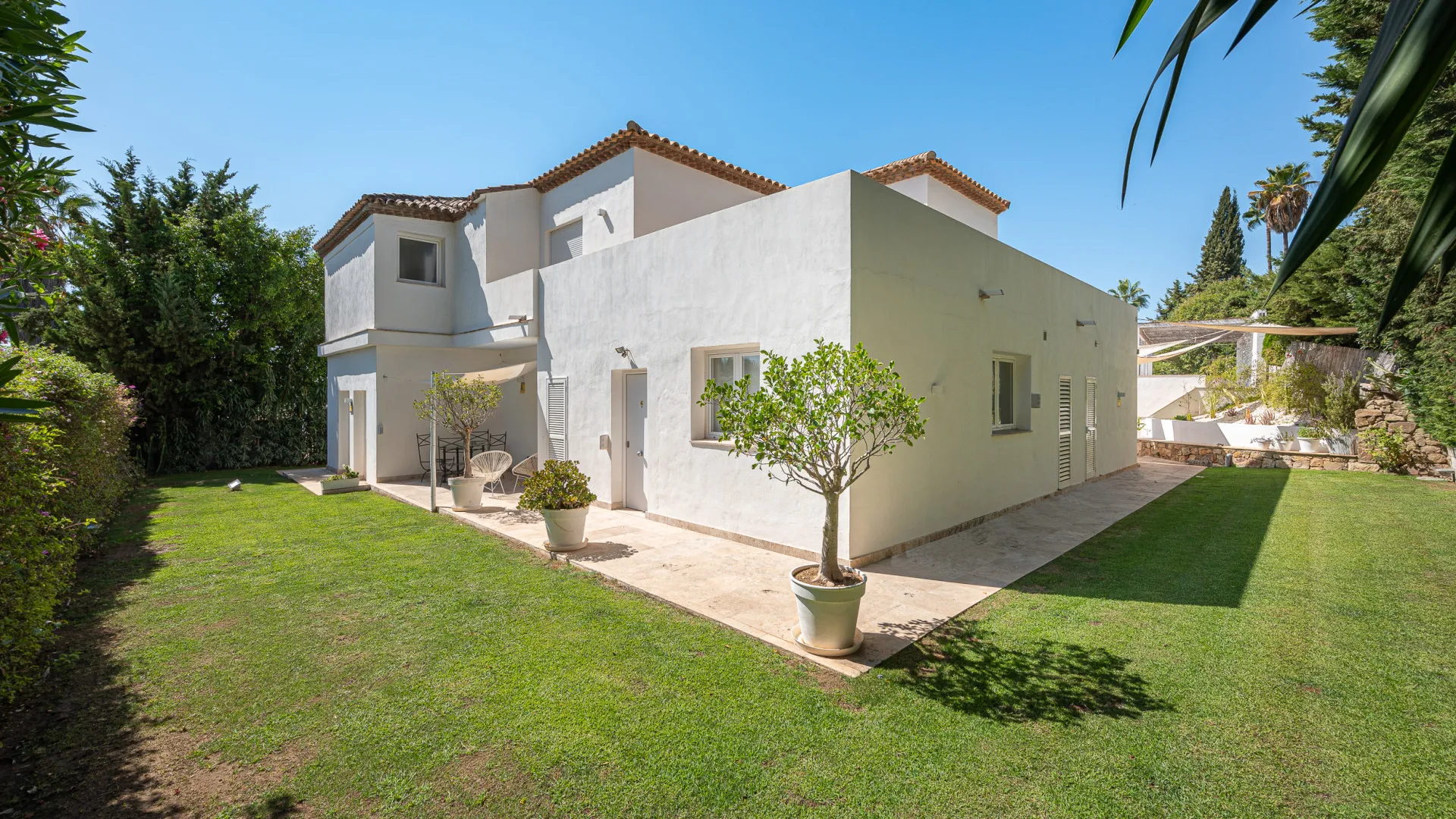 For sale villa in Nueva Andalucia