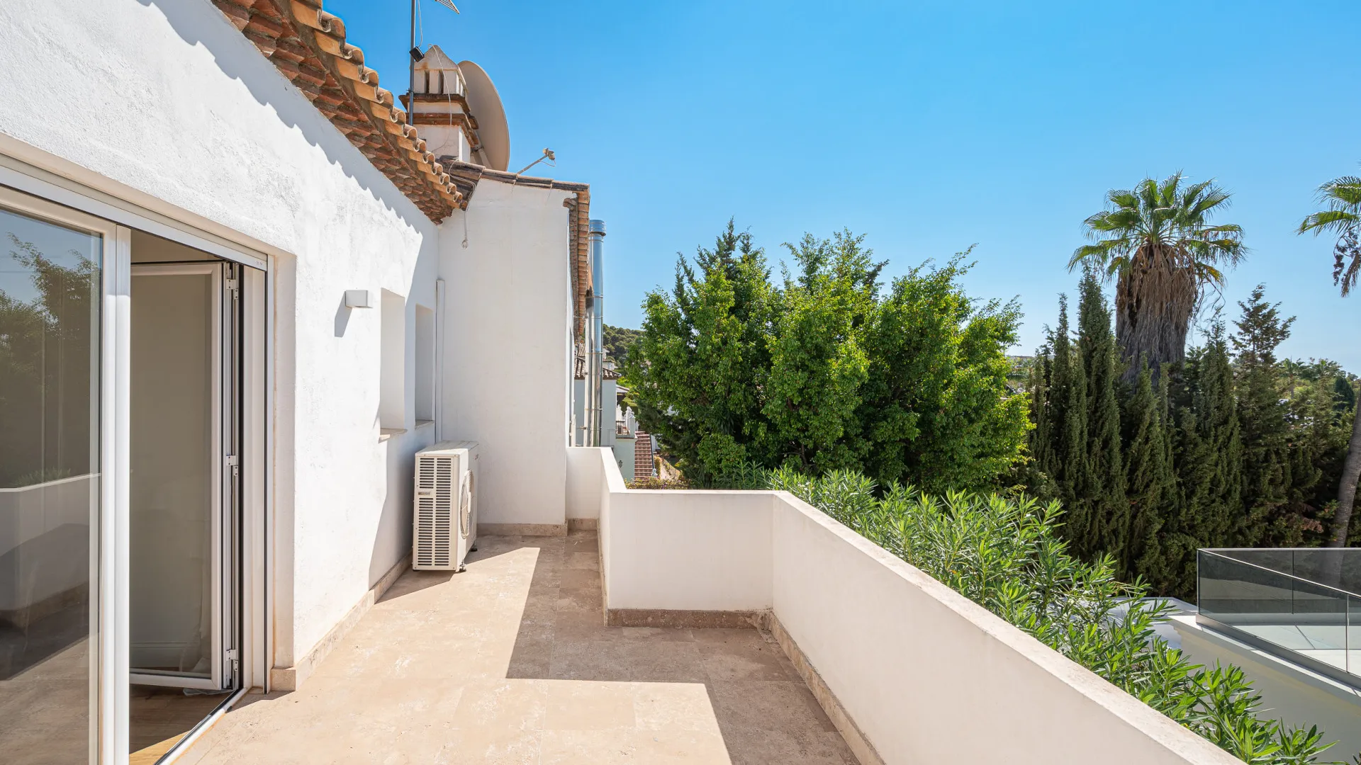 For sale villa in Nueva Andalucia