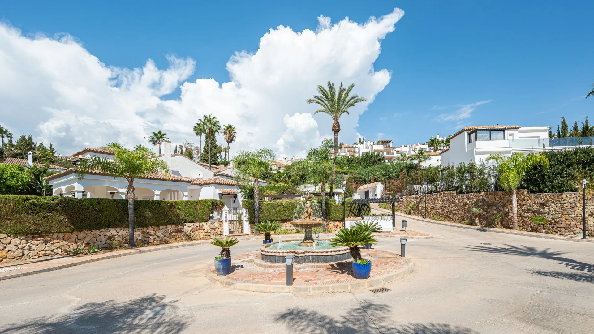 For sale villa in Nueva Andalucia