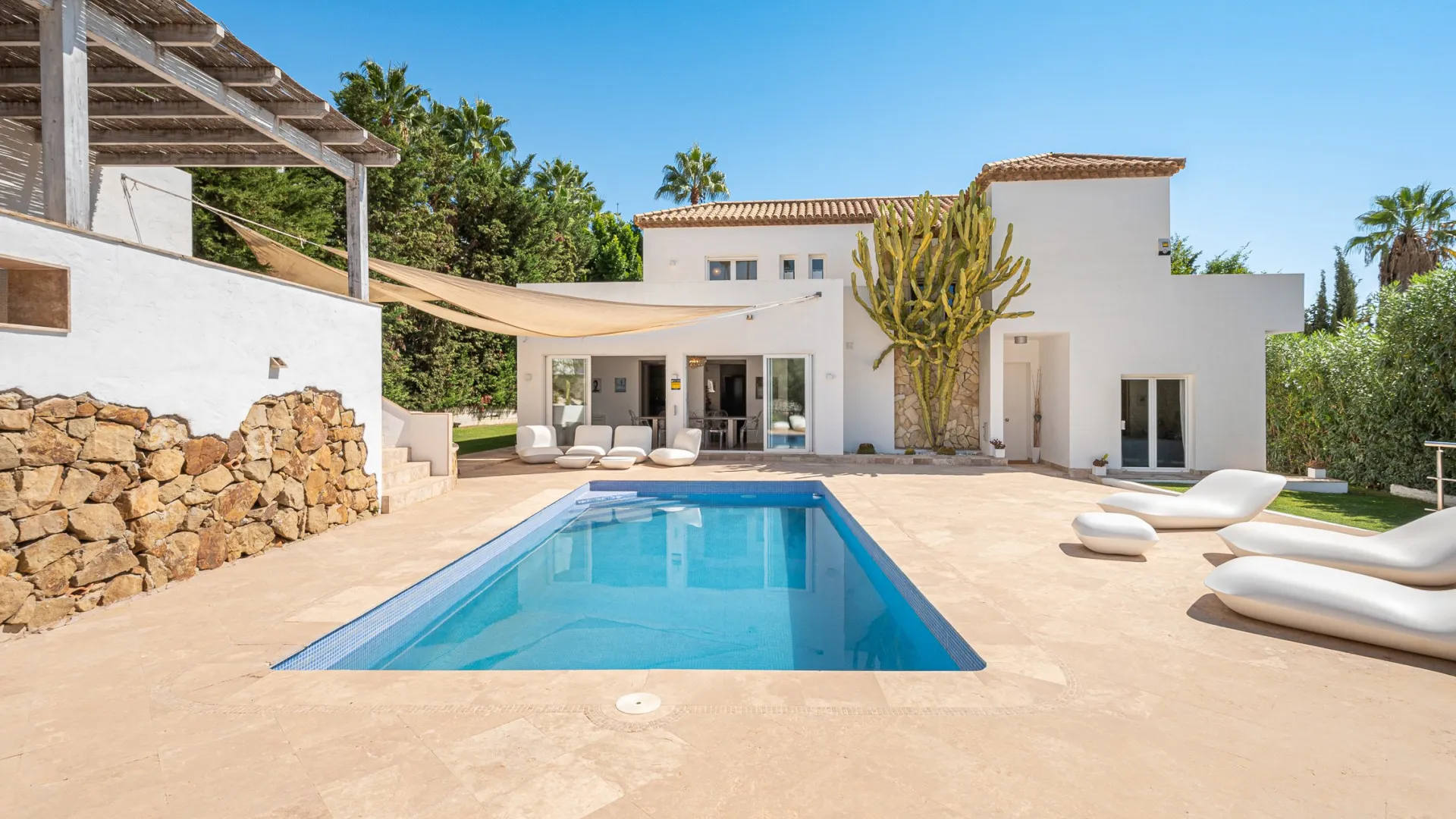 For sale villa in Nueva Andalucia