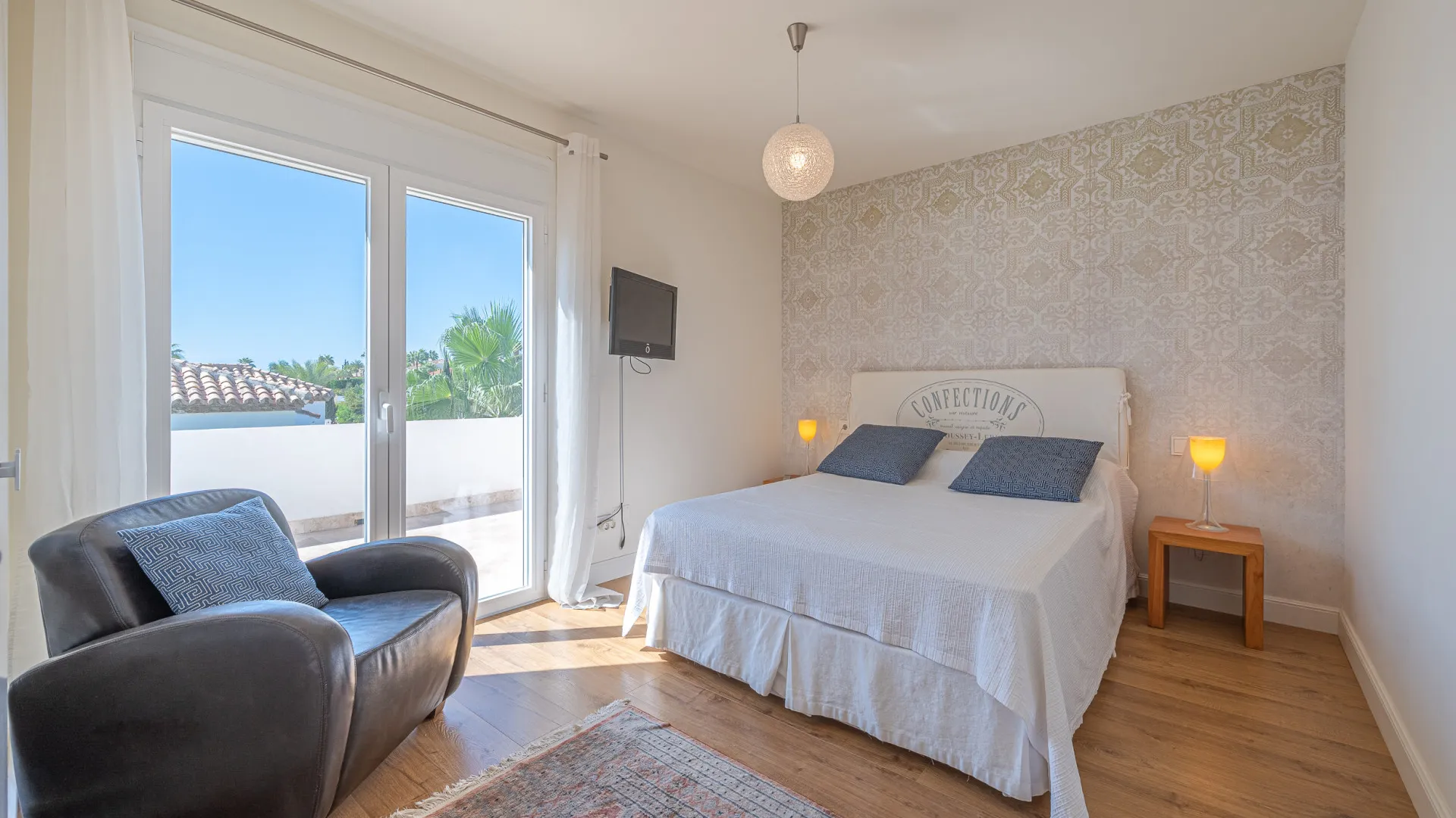 For sale villa in Nueva Andalucia