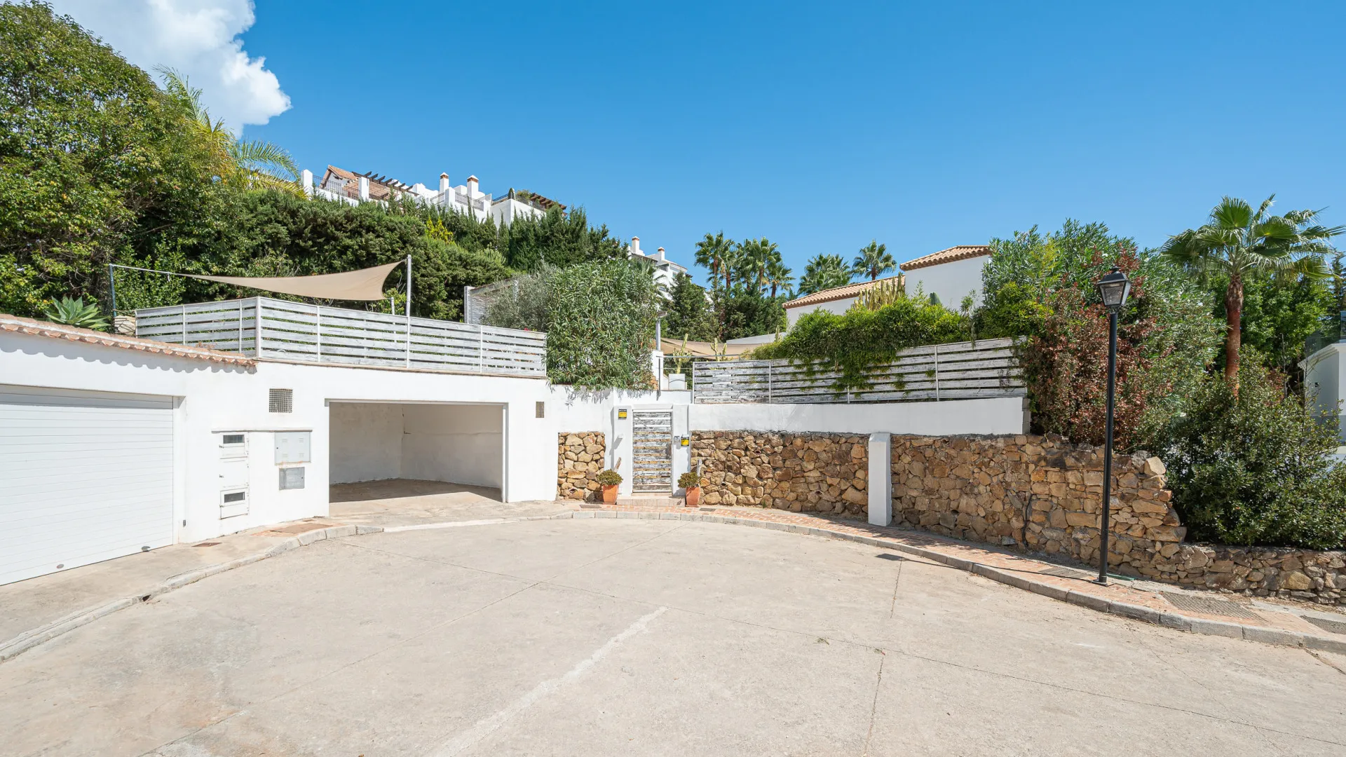 For sale villa in Nueva Andalucia