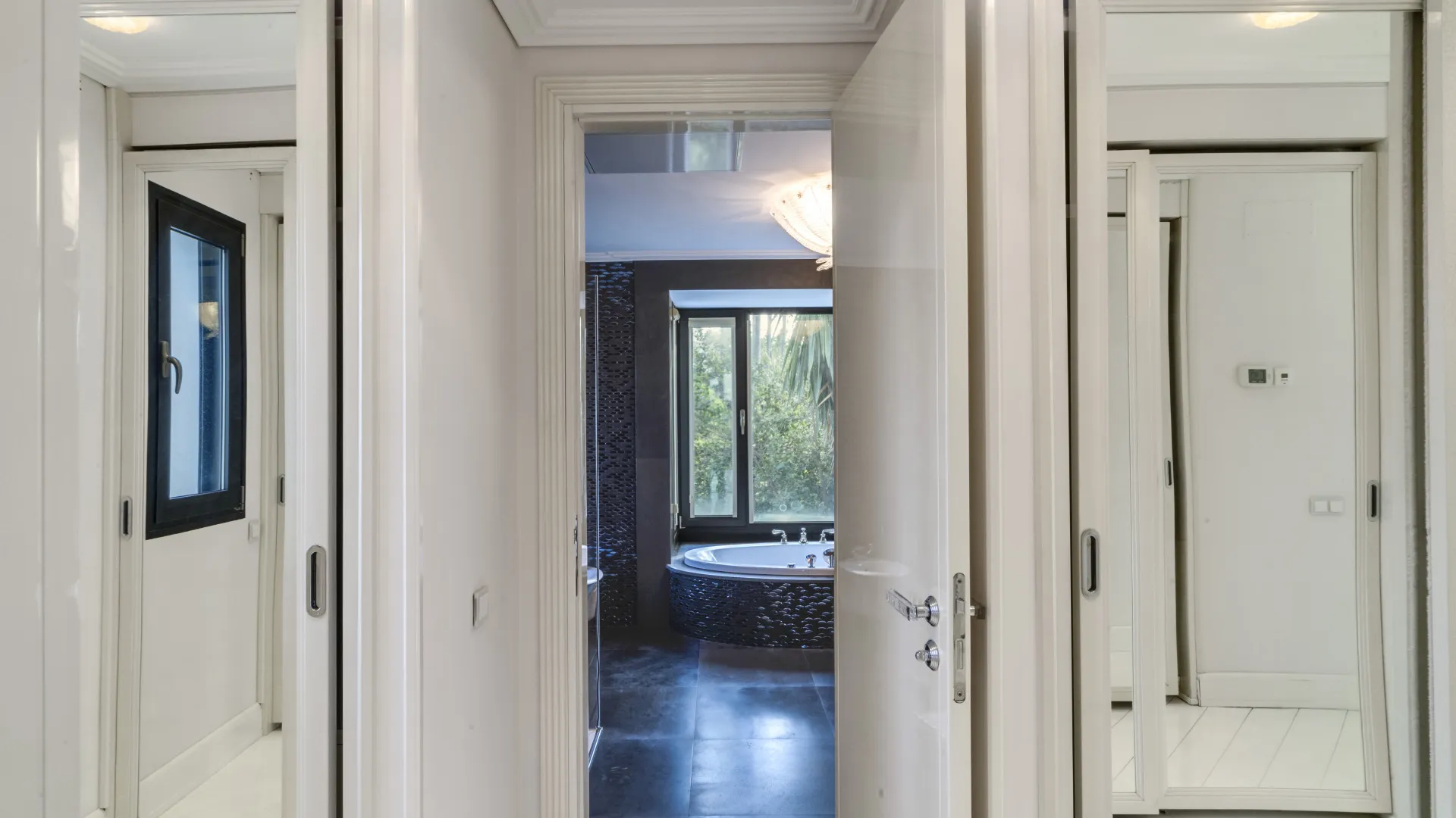 Villa a la venta en Las Lomas del Marbella Club de 6 dormitorios