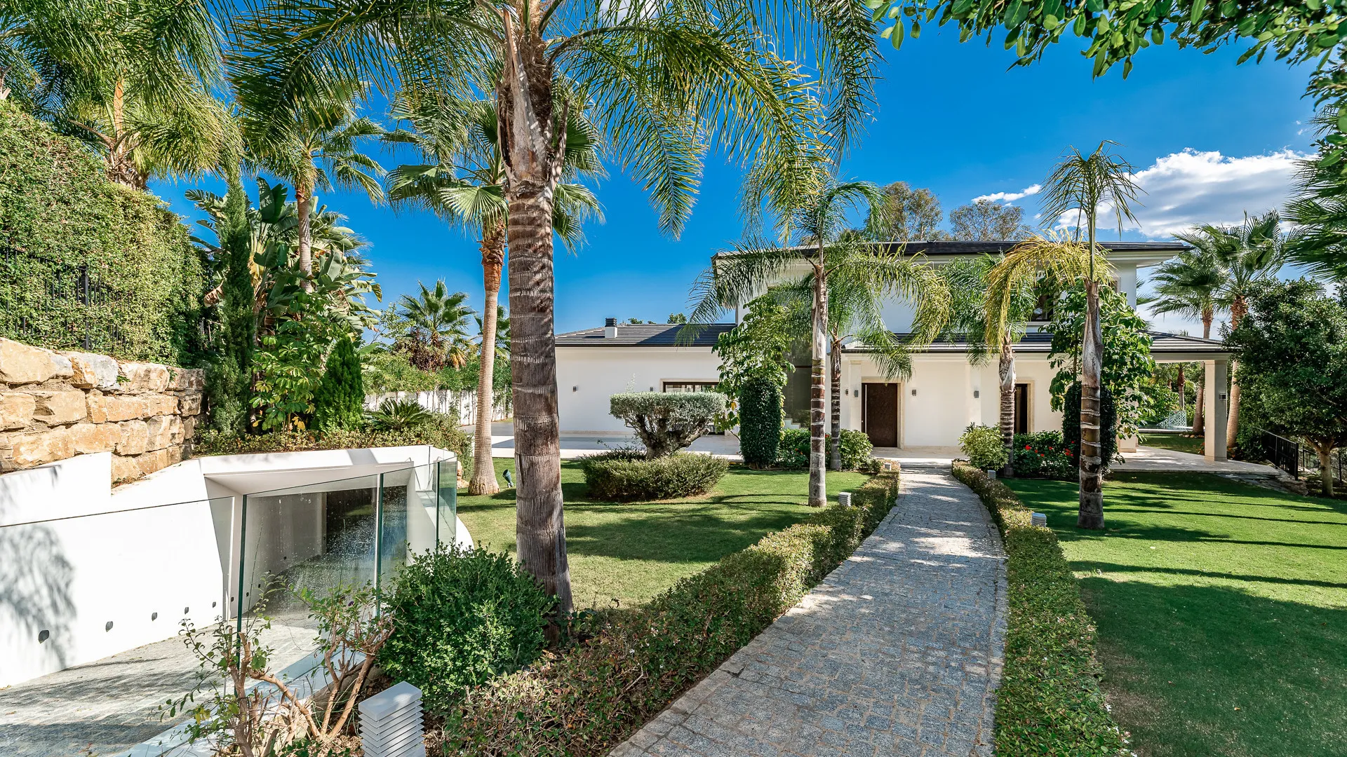 Villa with 5 bedrooms for sale in Nueva Andalucia