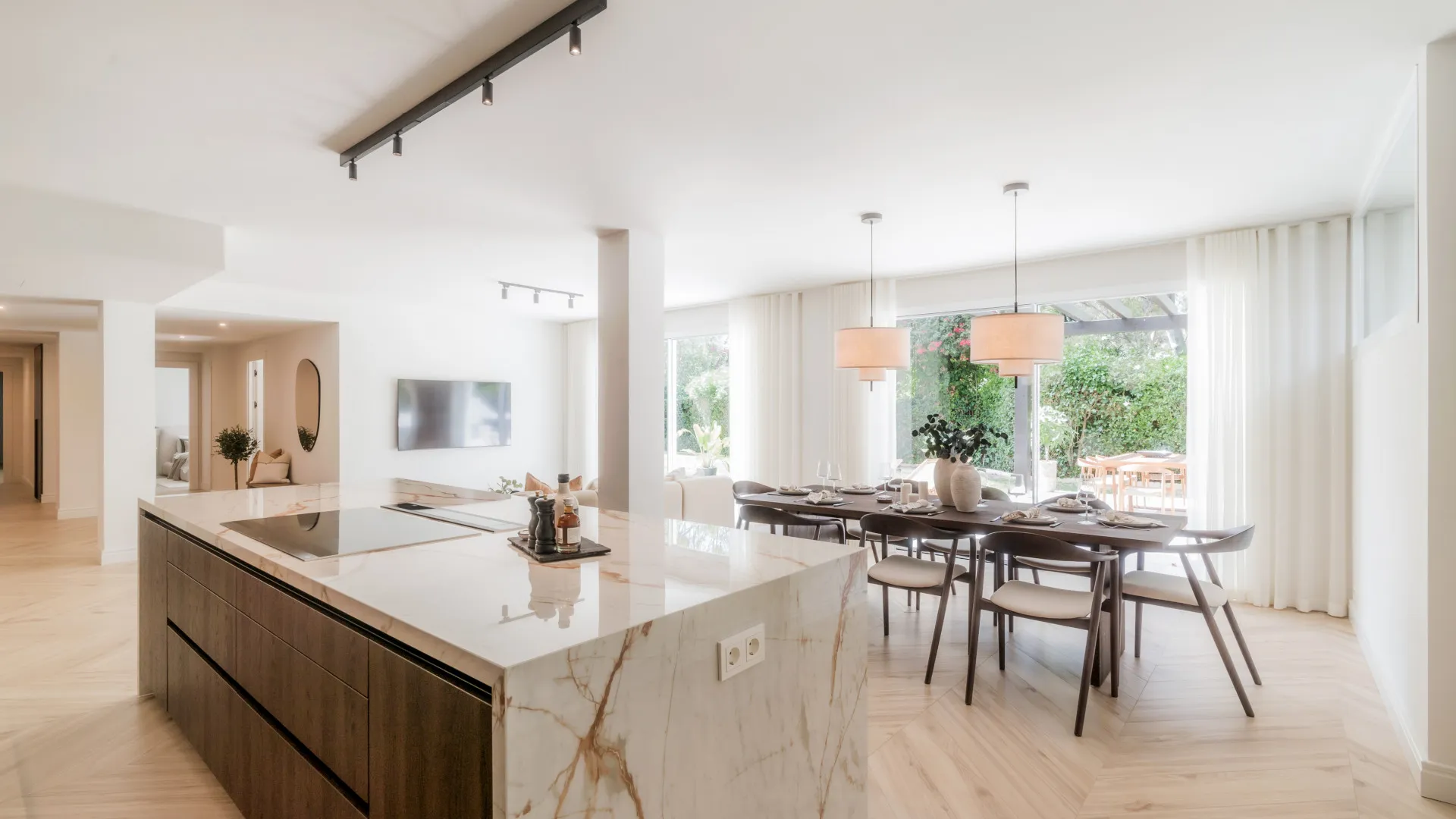 Ground floor apartment with 4 bedrooms for sale in Marbella Golden Mile