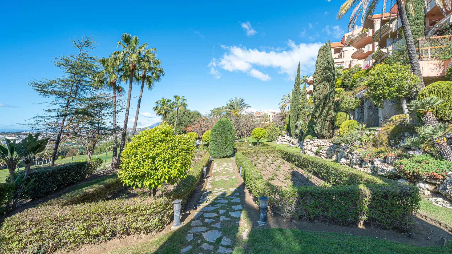 Buy apartment in Magna Marbella