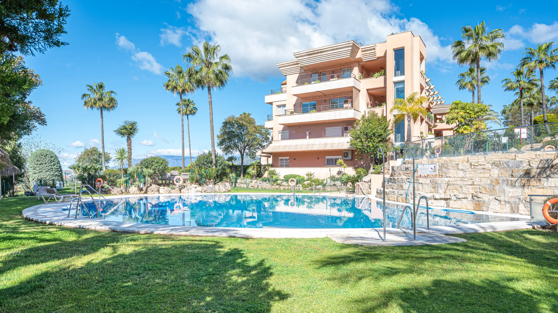 Buy apartment in Magna Marbella