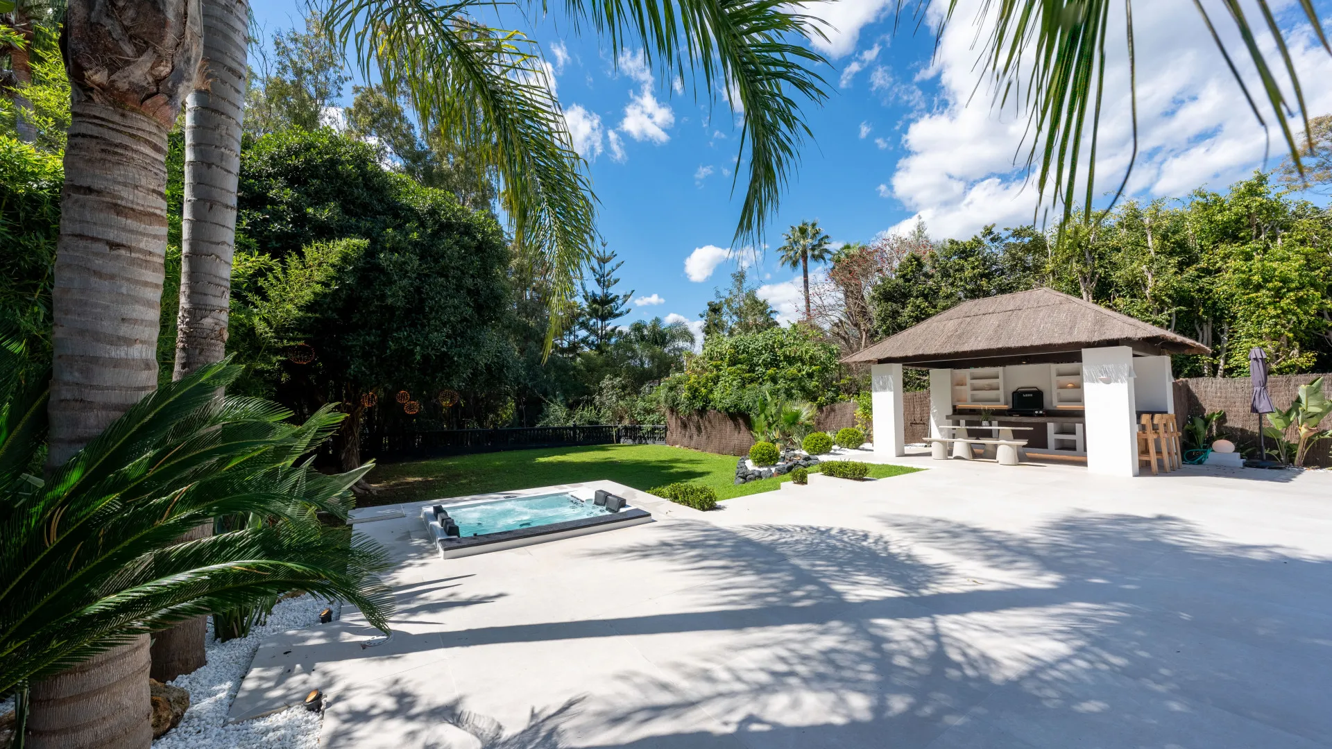 For sale villa in Nueva Andalucia