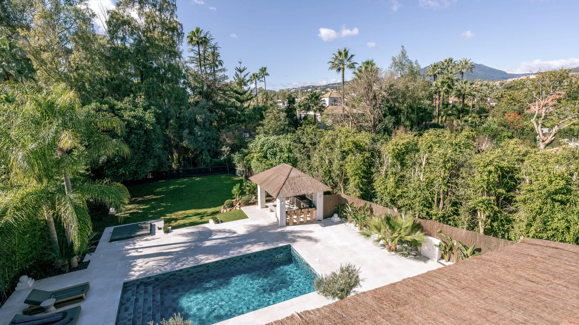 For sale villa in Nueva Andalucia