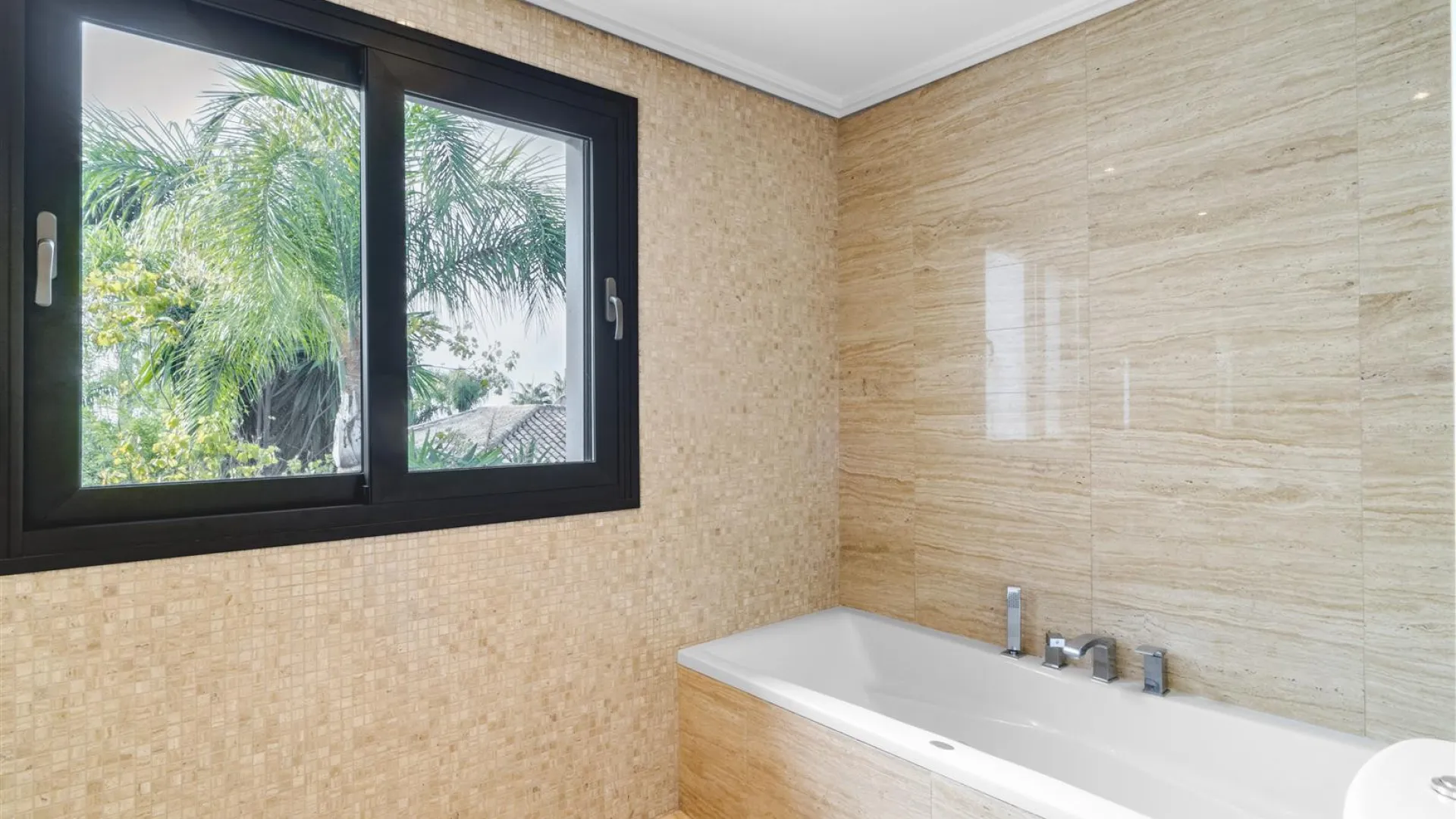 Villa a la venta en Lomas de Magna Marbella de 6 dormitorios