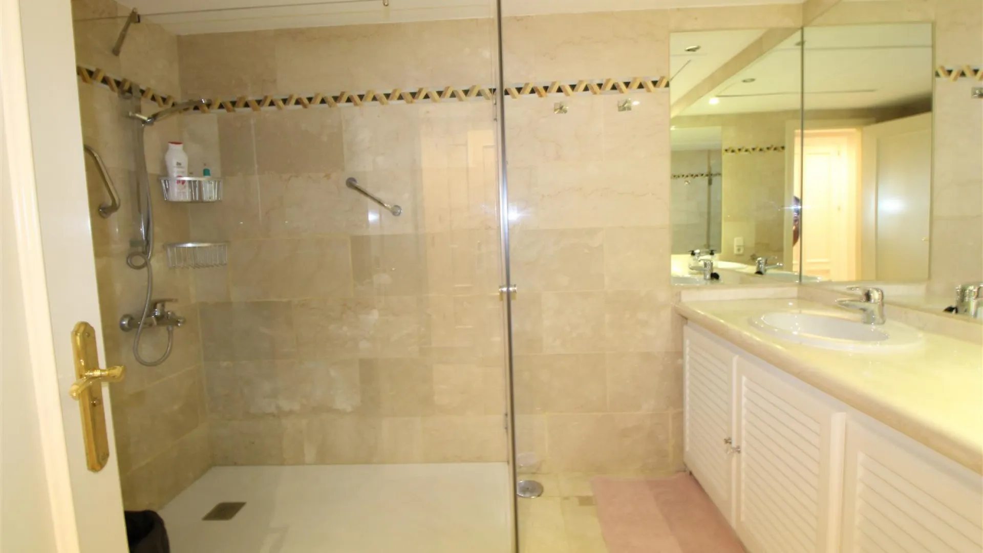 Buy apartment with 2 bedrooms in Magna Marbella