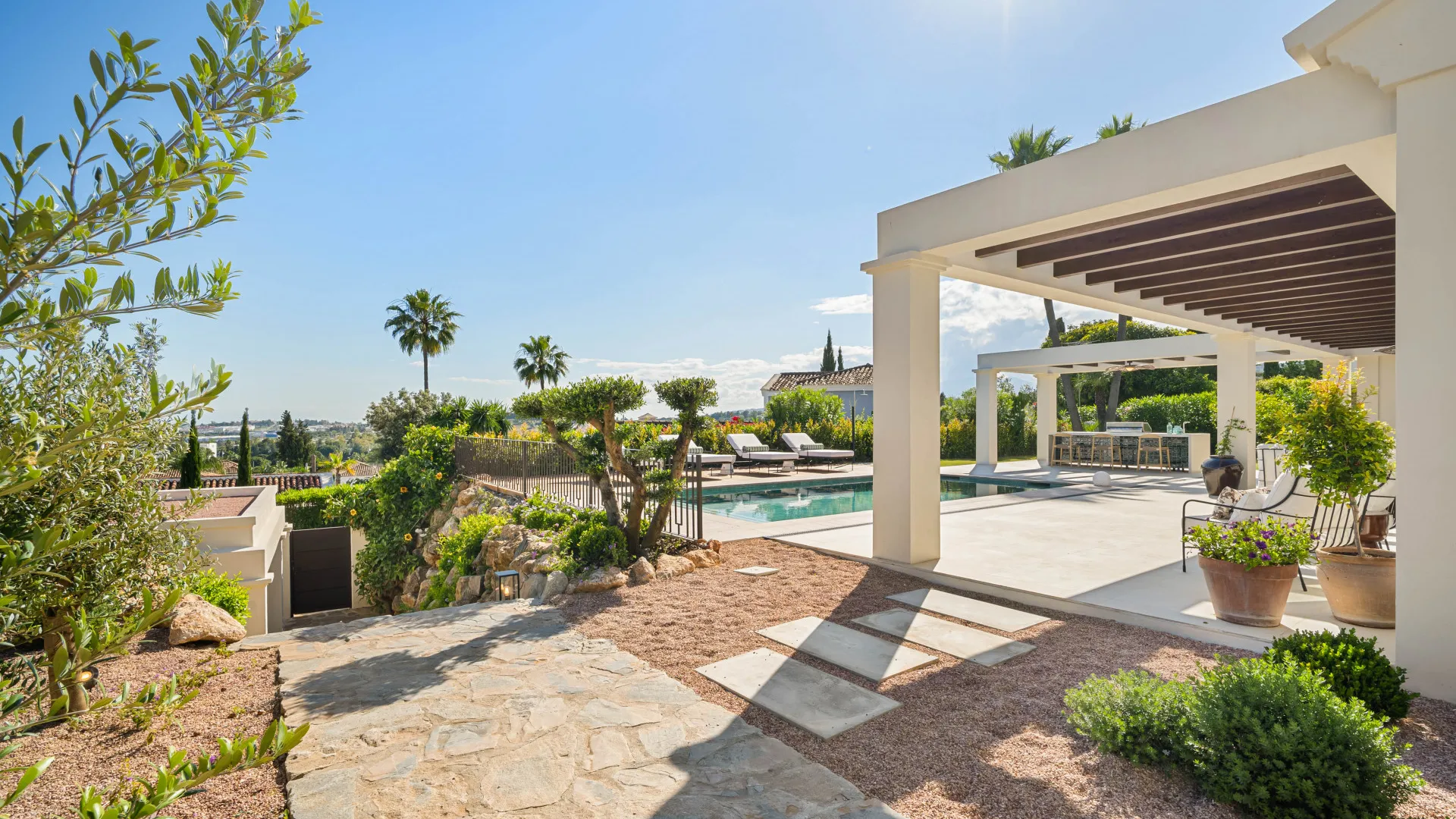 Comprar villa de 4 dormitorios en Nueva Andalucia