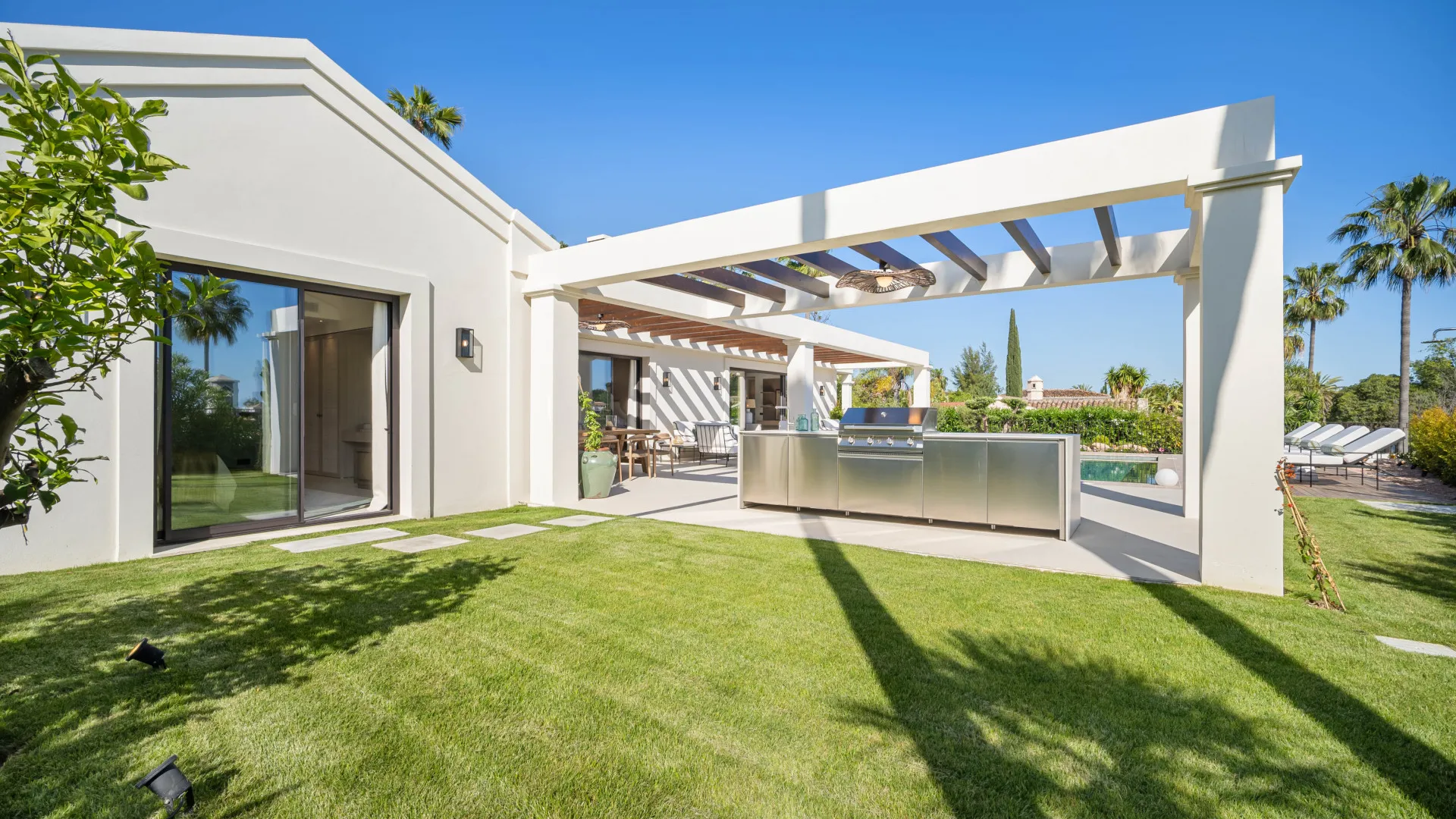 Comprar villa de 4 dormitorios en Nueva Andalucia