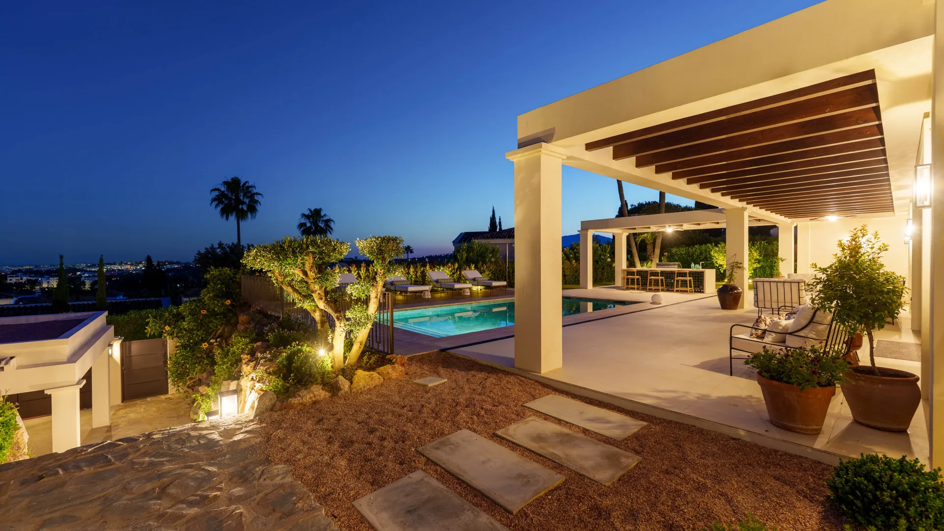 Comprar villa de 4 dormitorios en Nueva Andalucia