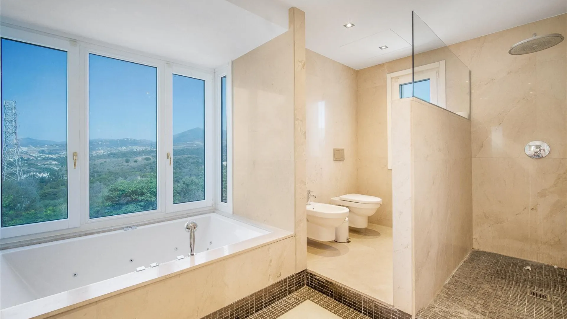 Buy villa with 5 bedrooms in Lomas de Magna Marbella