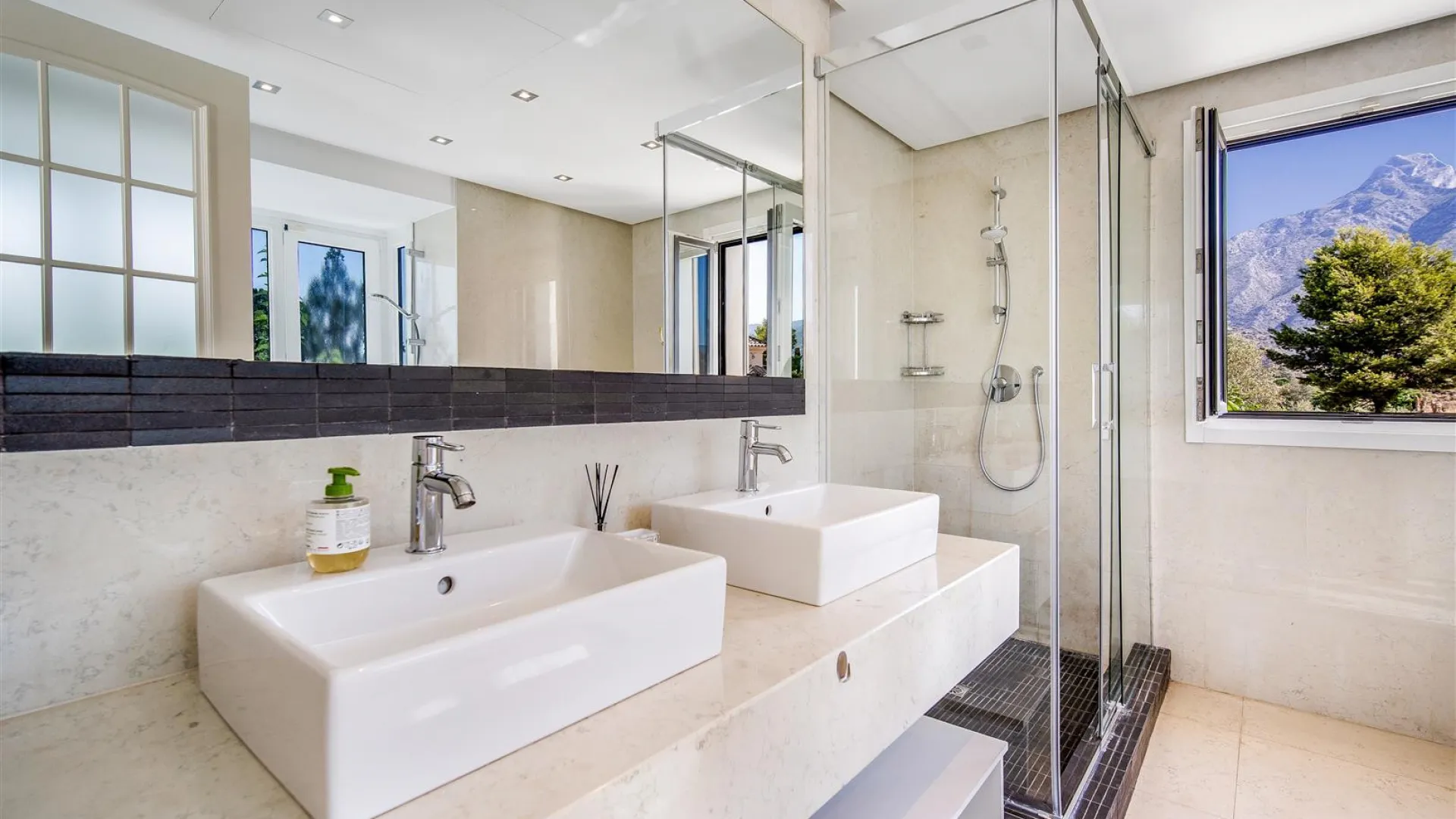 Buy villa with 5 bedrooms in Lomas de Magna Marbella