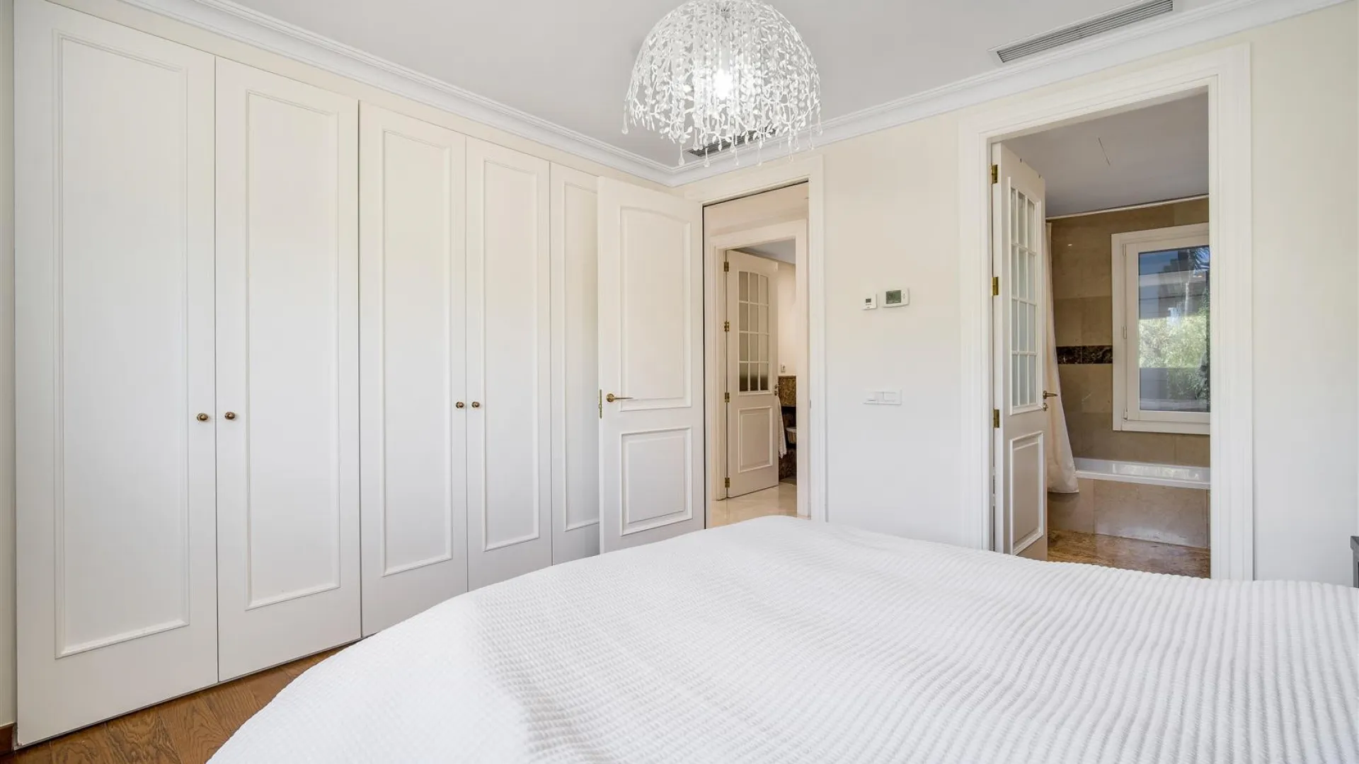 Buy villa with 5 bedrooms in Lomas de Magna Marbella