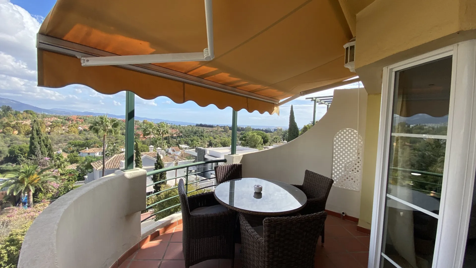 For sale 2 bedrooms apartment in Señorio de Aloha
