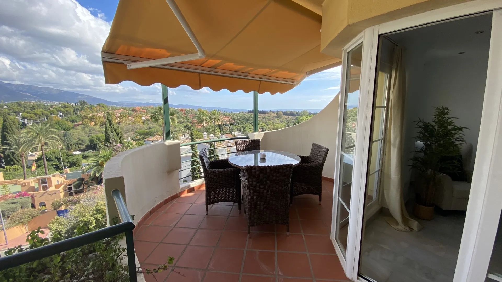 For sale 2 bedrooms apartment in Señorio de Aloha