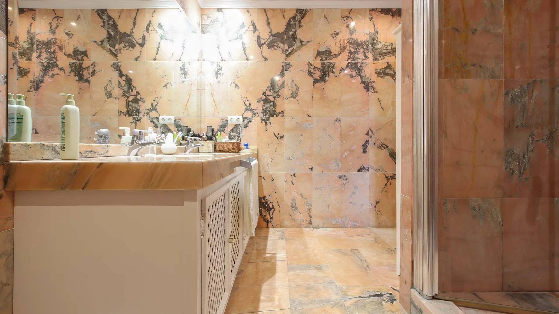 Ground floor apartment with 3 bedrooms for sale in Nueva Andalucia