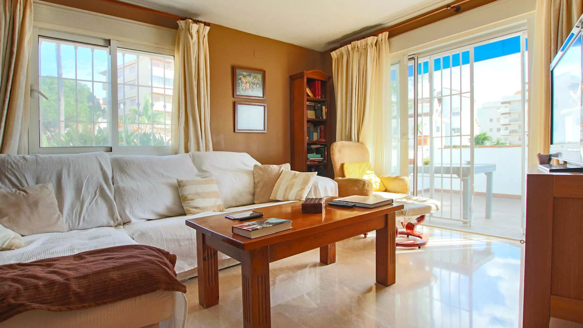 Ground floor apartment with 3 bedrooms for sale in Nueva Andalucia