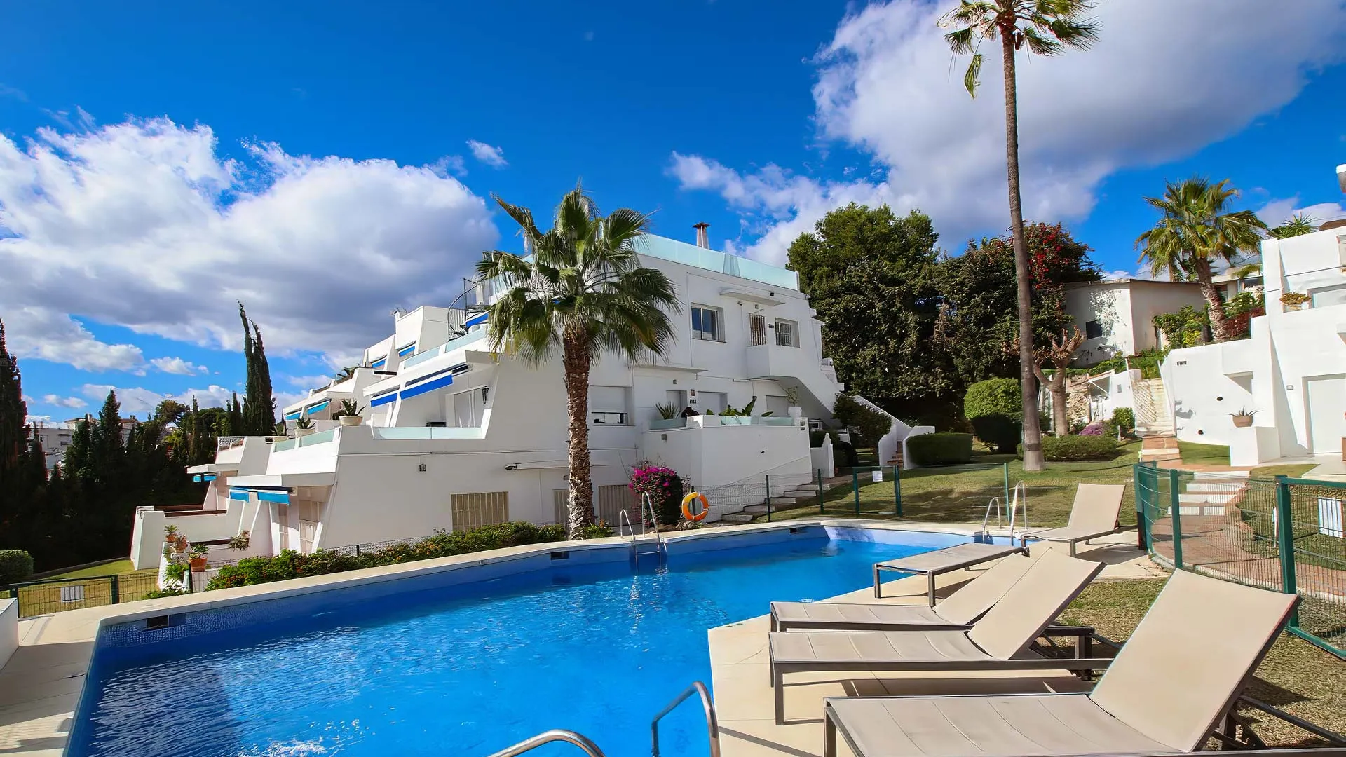 Ground floor apartment with 3 bedrooms for sale in Nueva Andalucia