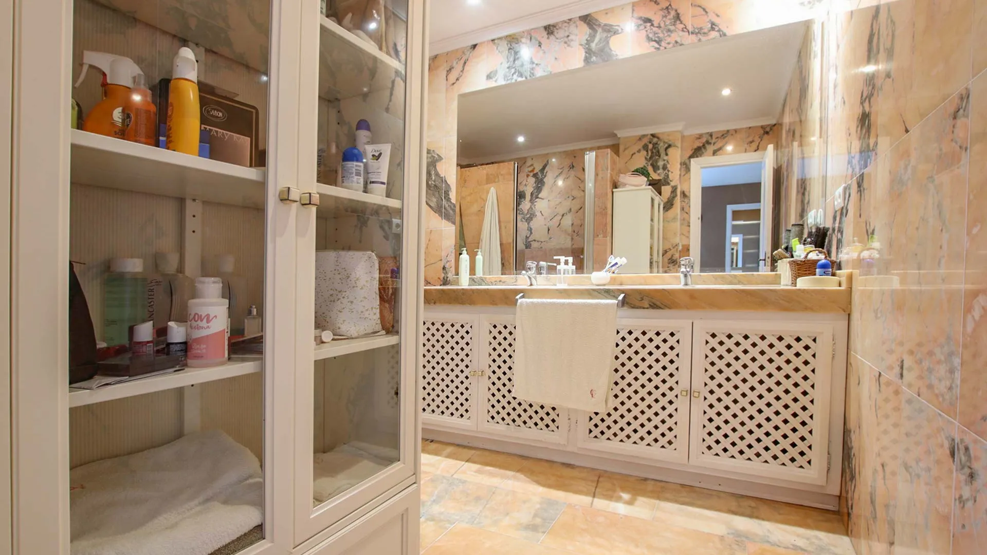 Ground floor apartment with 3 bedrooms for sale in Nueva Andalucia