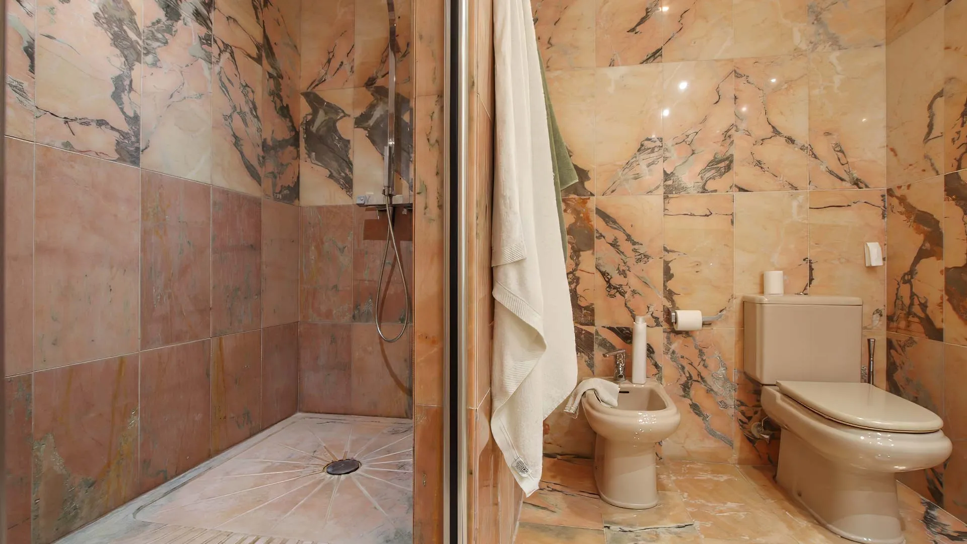 Ground floor apartment with 3 bedrooms for sale in Nueva Andalucia