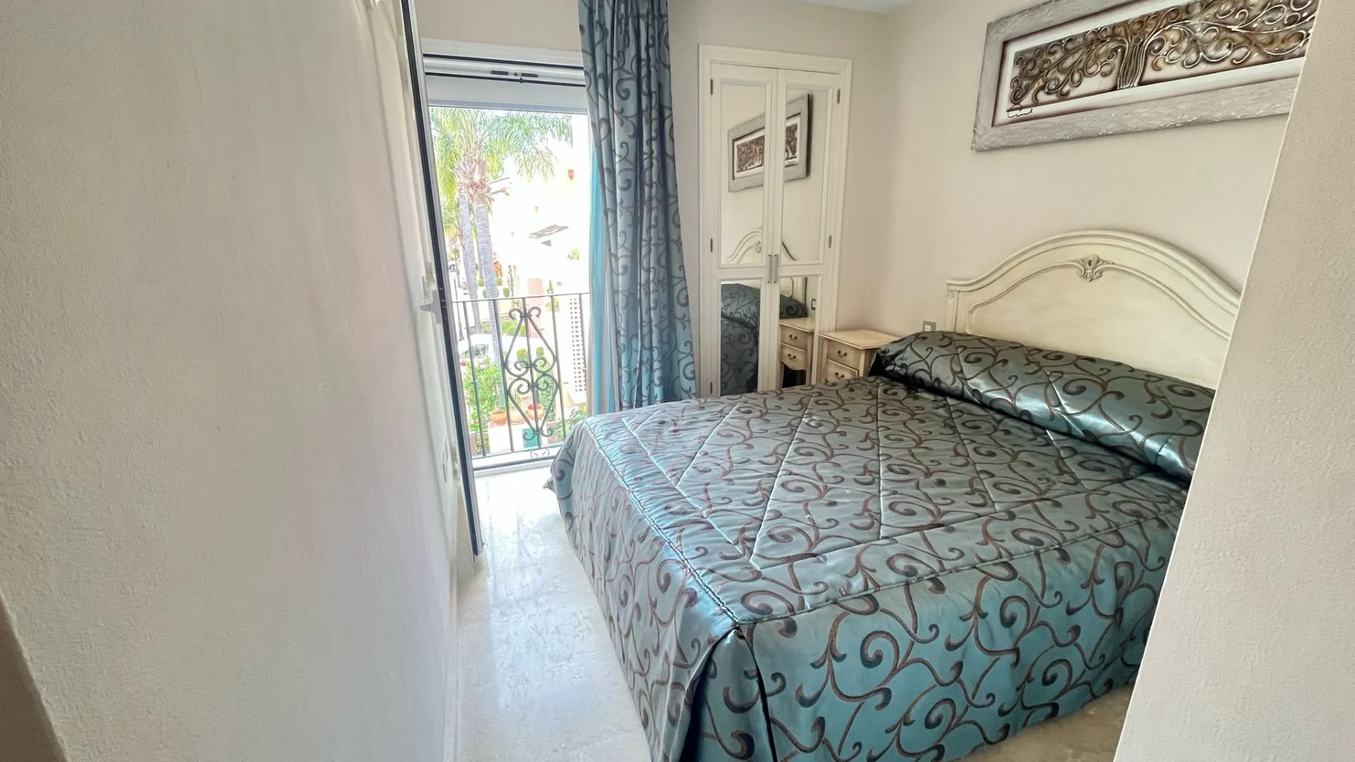 Condes de Iza town house for sale
